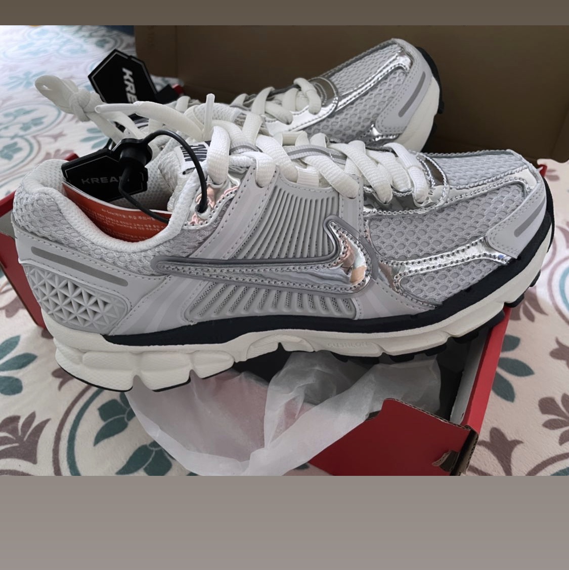 (W) Nike Zoom Vomero 5 Photon Dust and Metallic Silver 착용 스타일