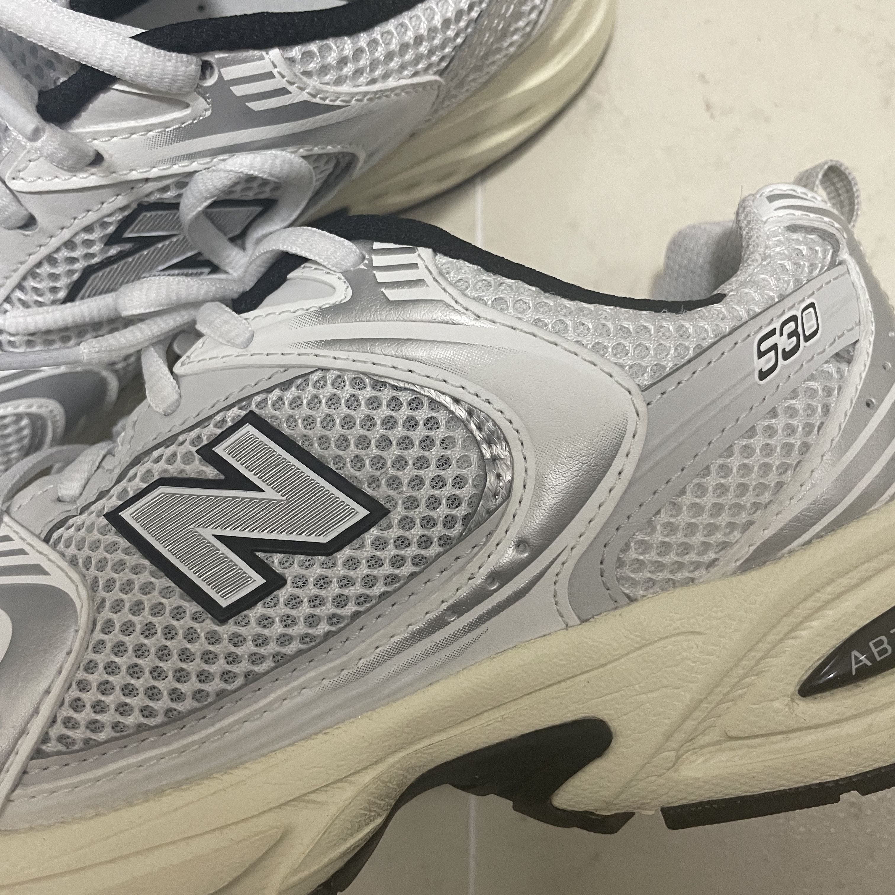 New Balance 530 Silver Cream 착용 스타일