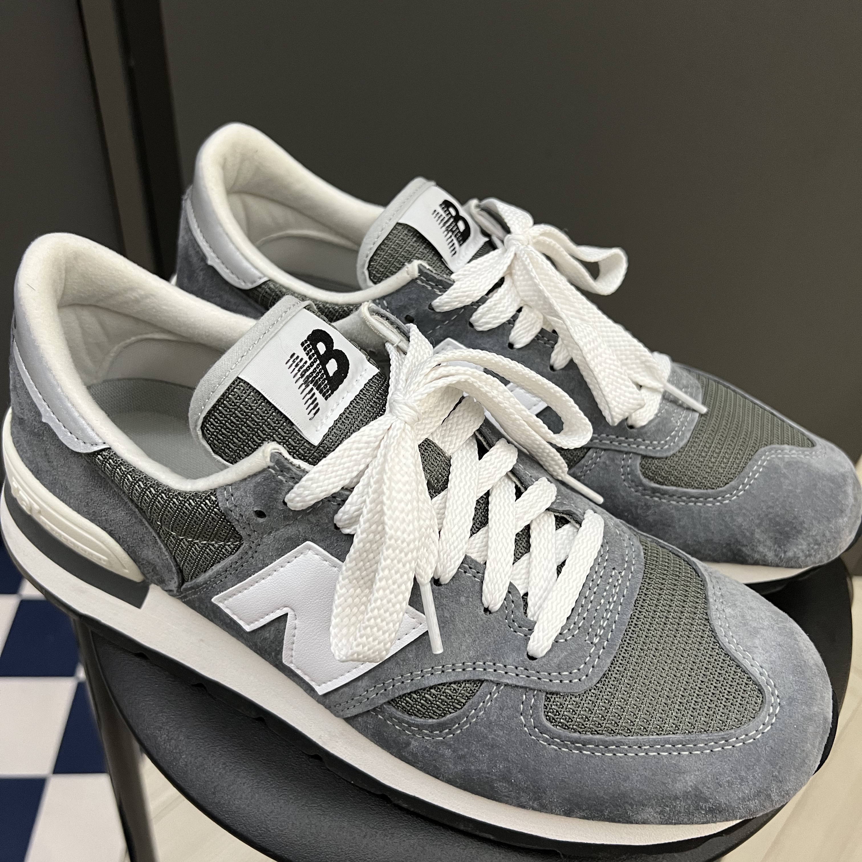 New Balance 990v1 Made in USA Grey White 착용 스타일 - 2