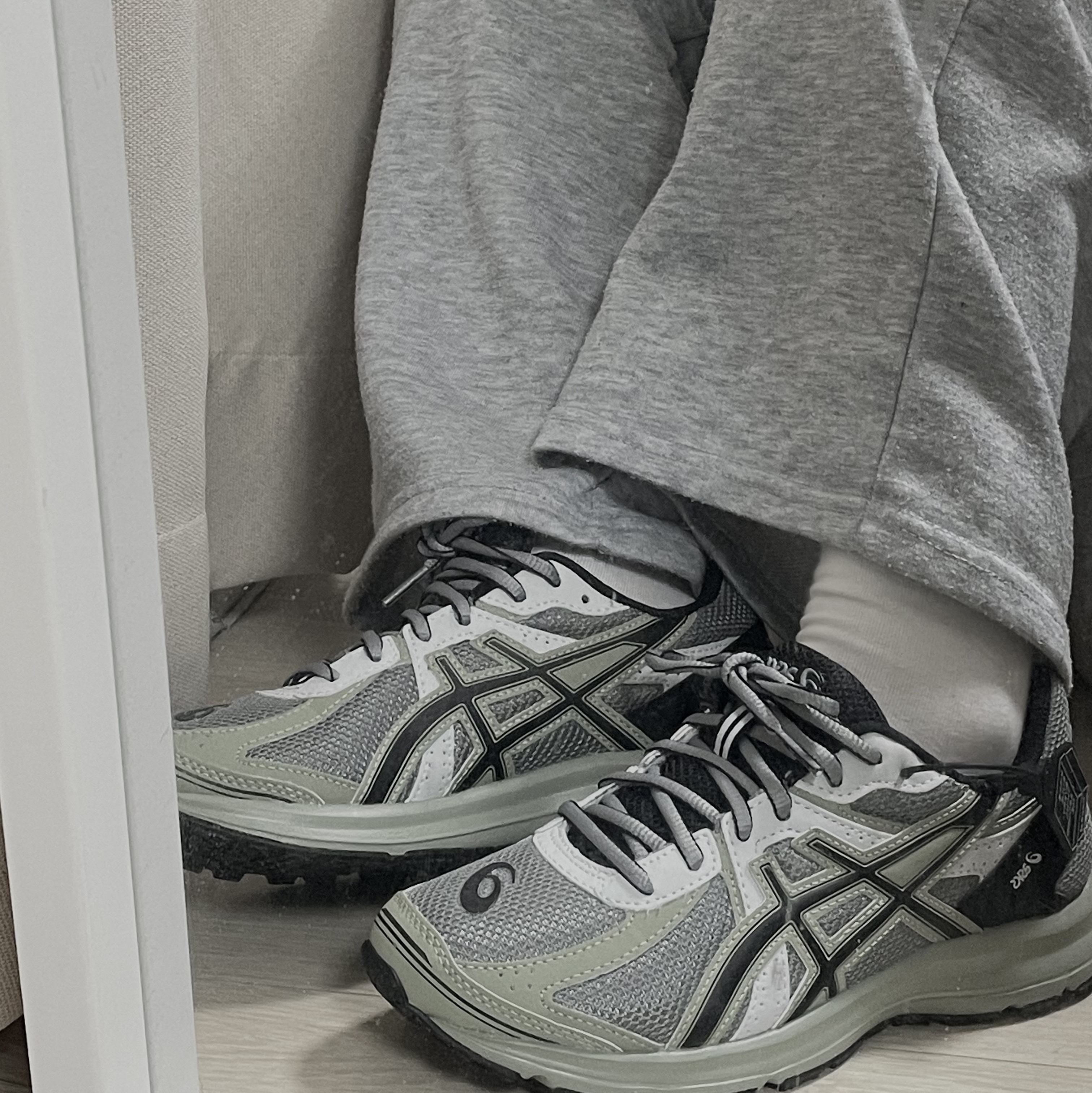 Asics Jog 100 S Sheet Rock - 2E Wide 착용 스타일