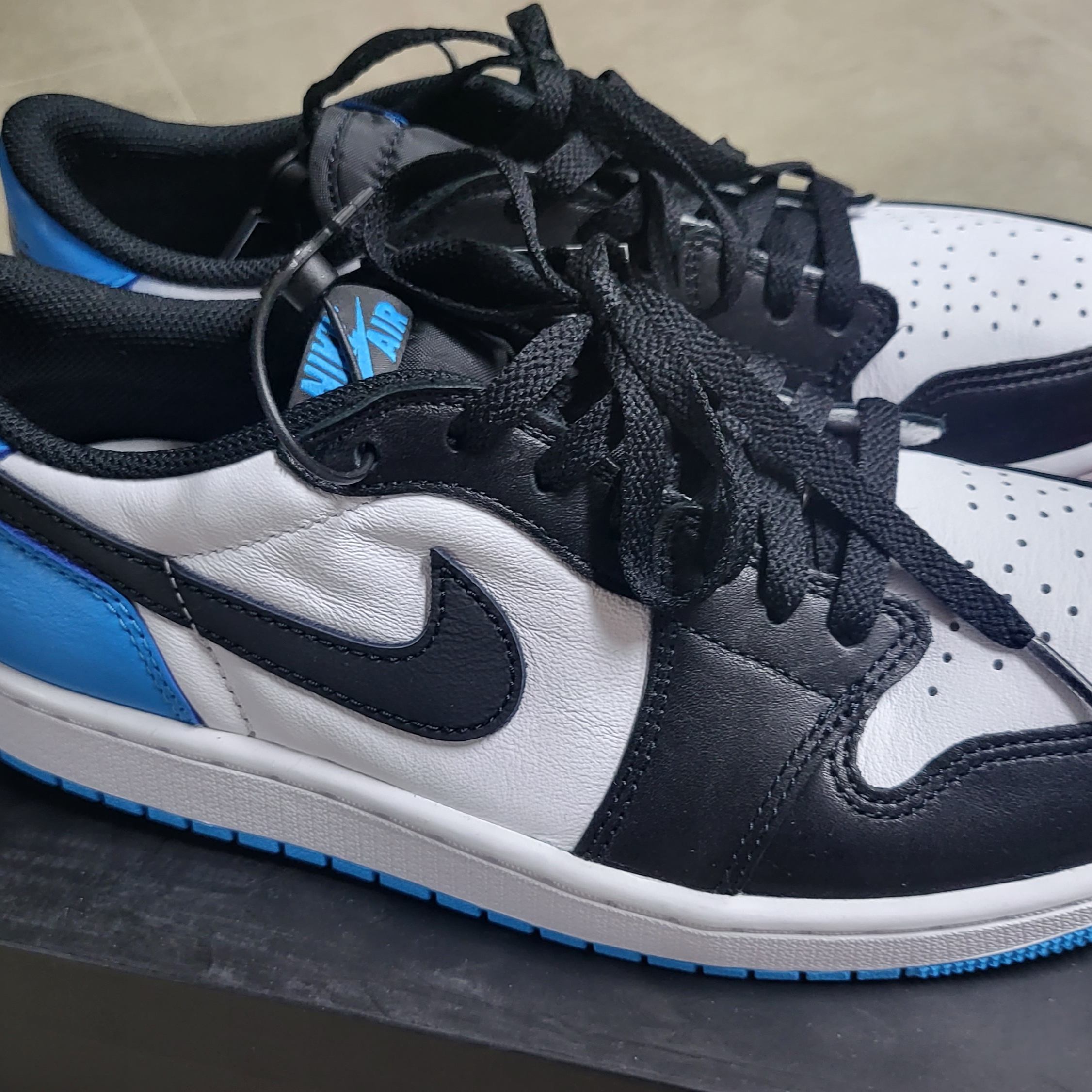 Jordan 1 Retro Low OG Black and Dark Powder Blue 착용 스타일