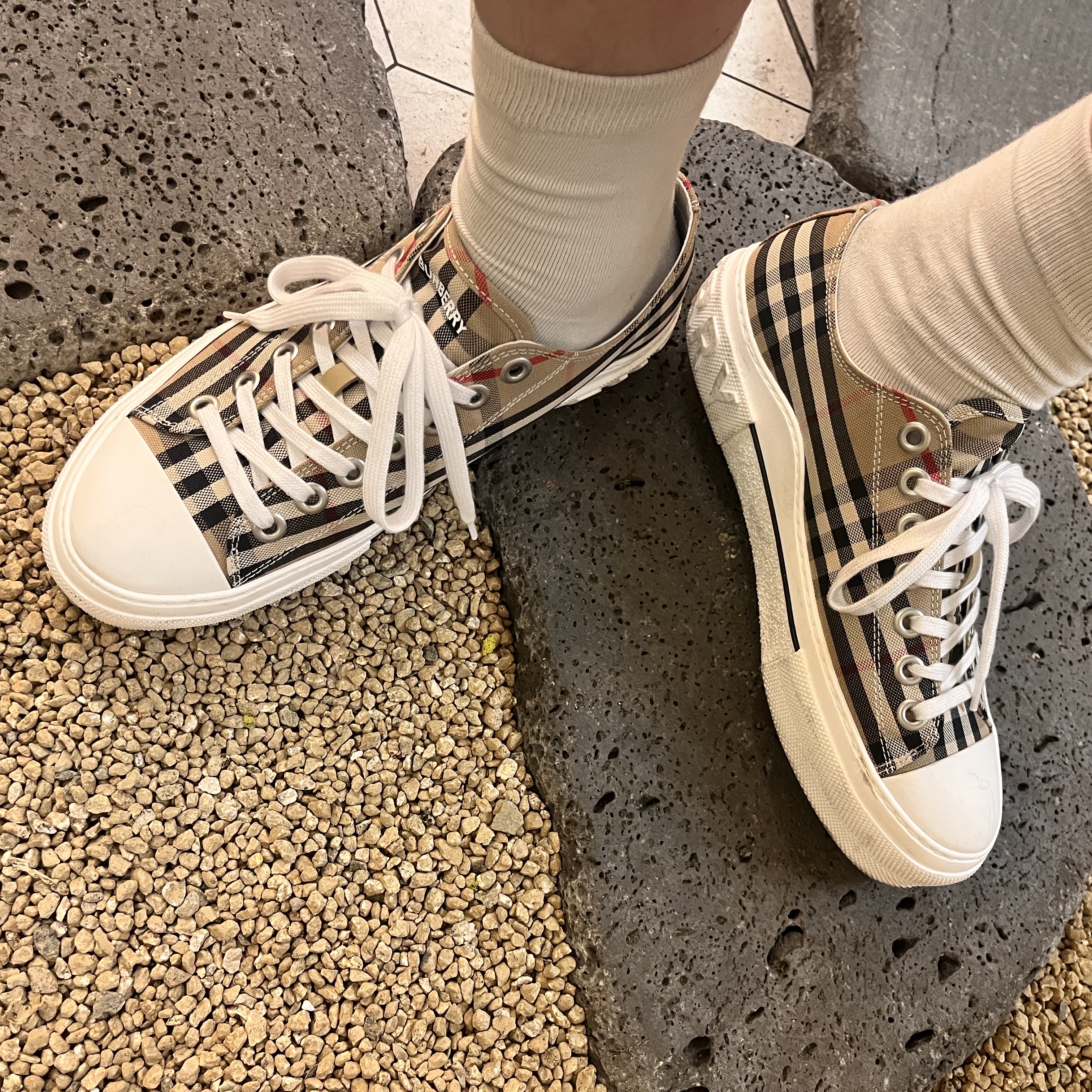 Burberry Vintage Check Cotton Sneakers Archive Beige 착용 스타일