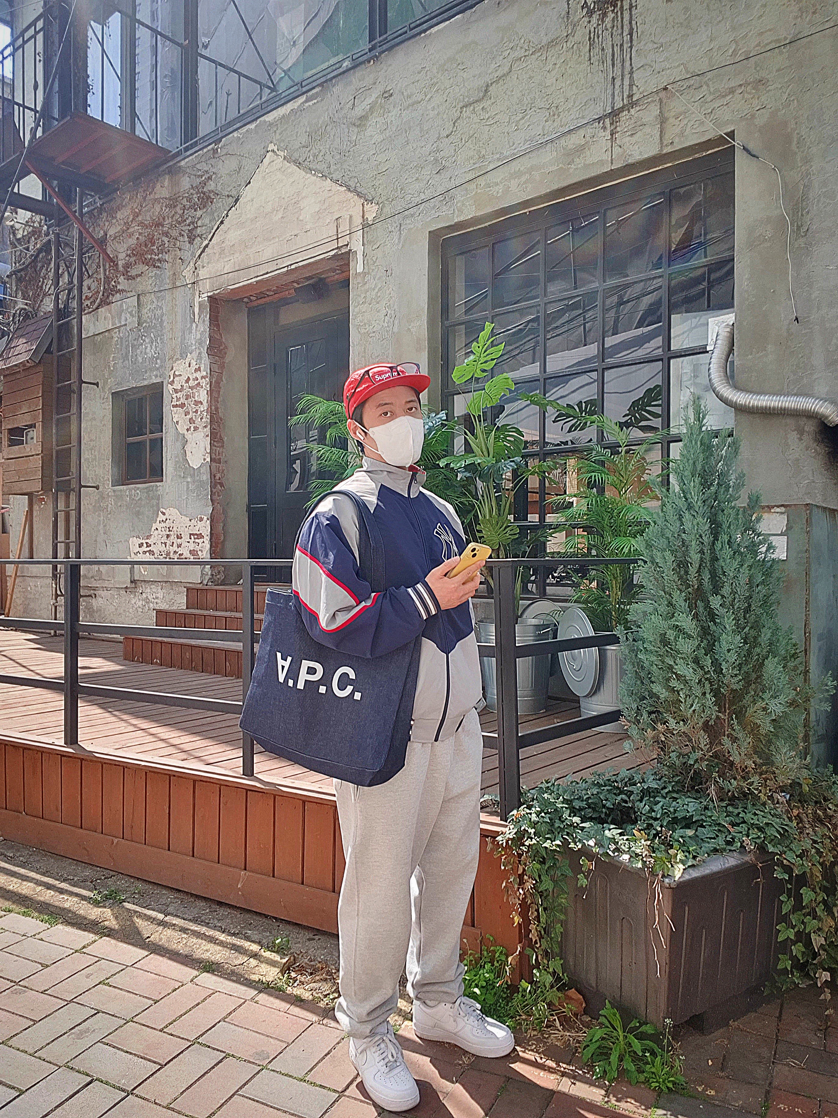 Supreme Military Camp Cap Red - 21FW, Supreme x New York Yankees Track Jacket Navy - 21FW 착용 스타일