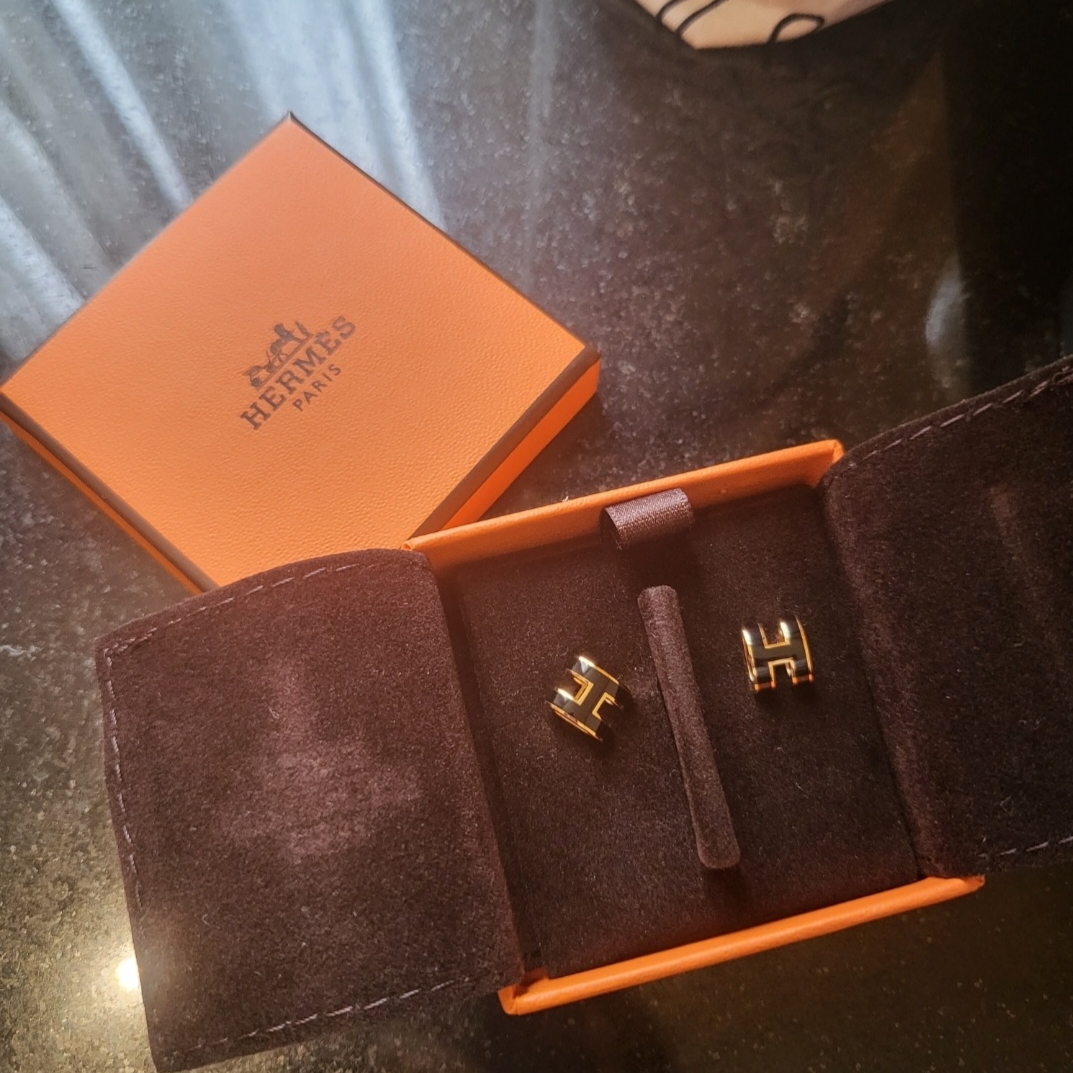(W) Hermes Mini Pop H Earrings Gold & Noir 착용 스타일