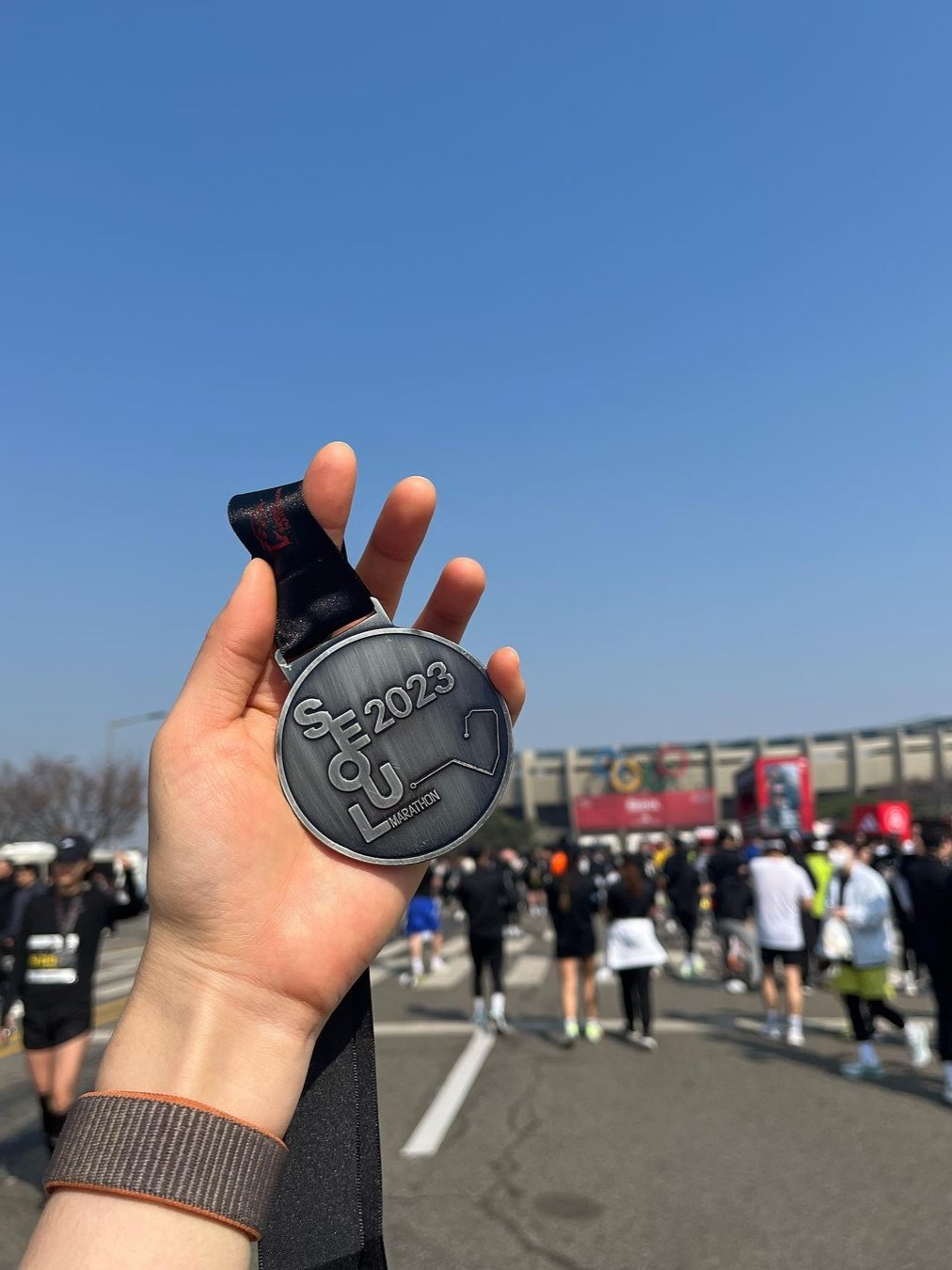 On Running Women On Cloud Monster Frost Cobalt, On Running On Cloud Monster Frost Cobalt 착용 스타일 - 2