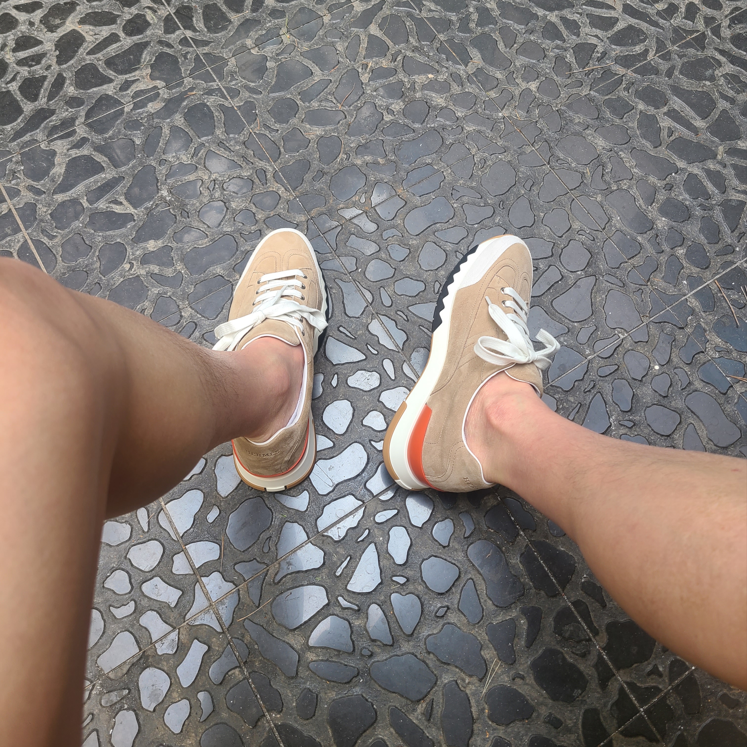 Hermes Trail Sneakers Suede Goat Skin & Beige Argile Blanc 착용 스타일
