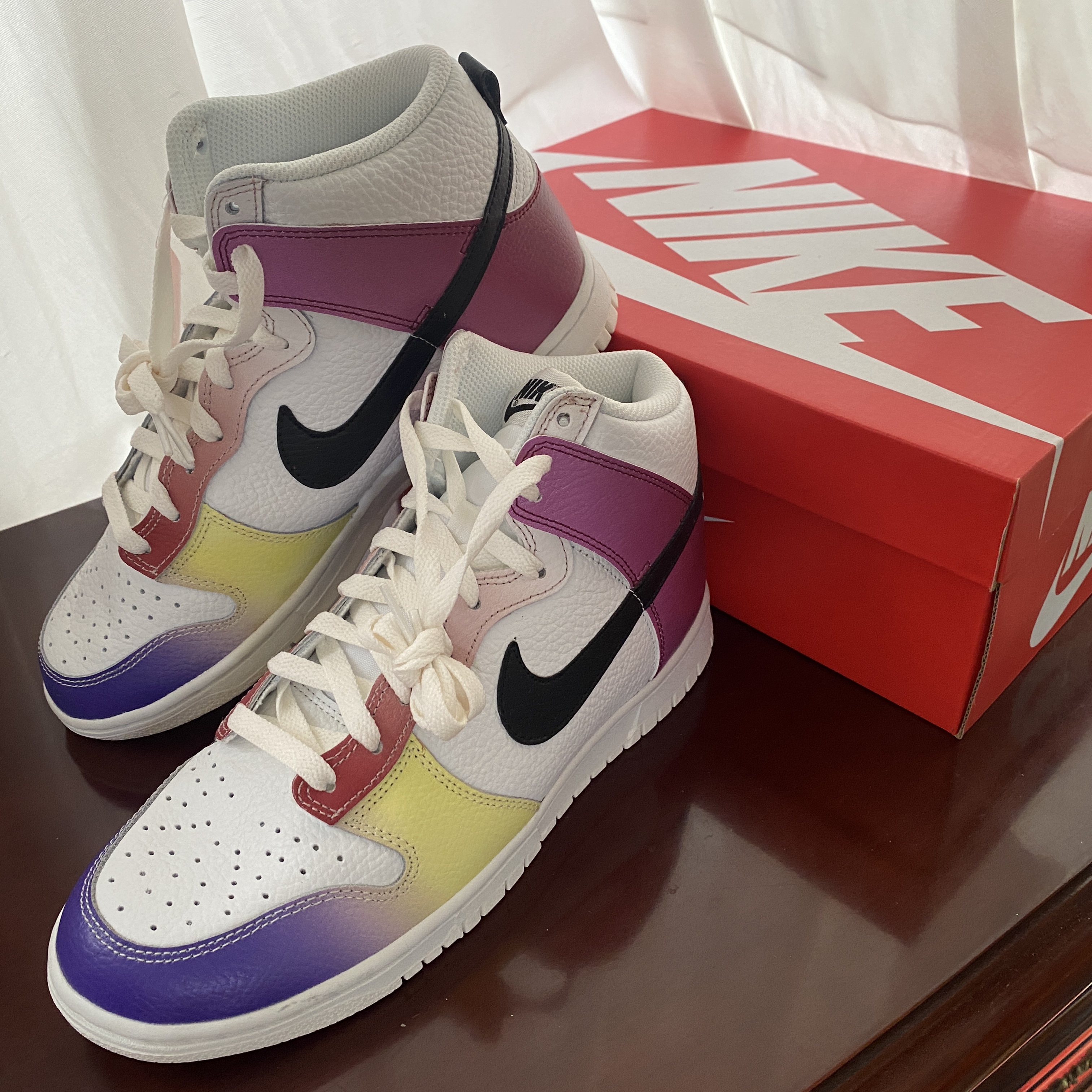 (W) Nike Dunk High Summit White Team Red 착용 스타일 - 1