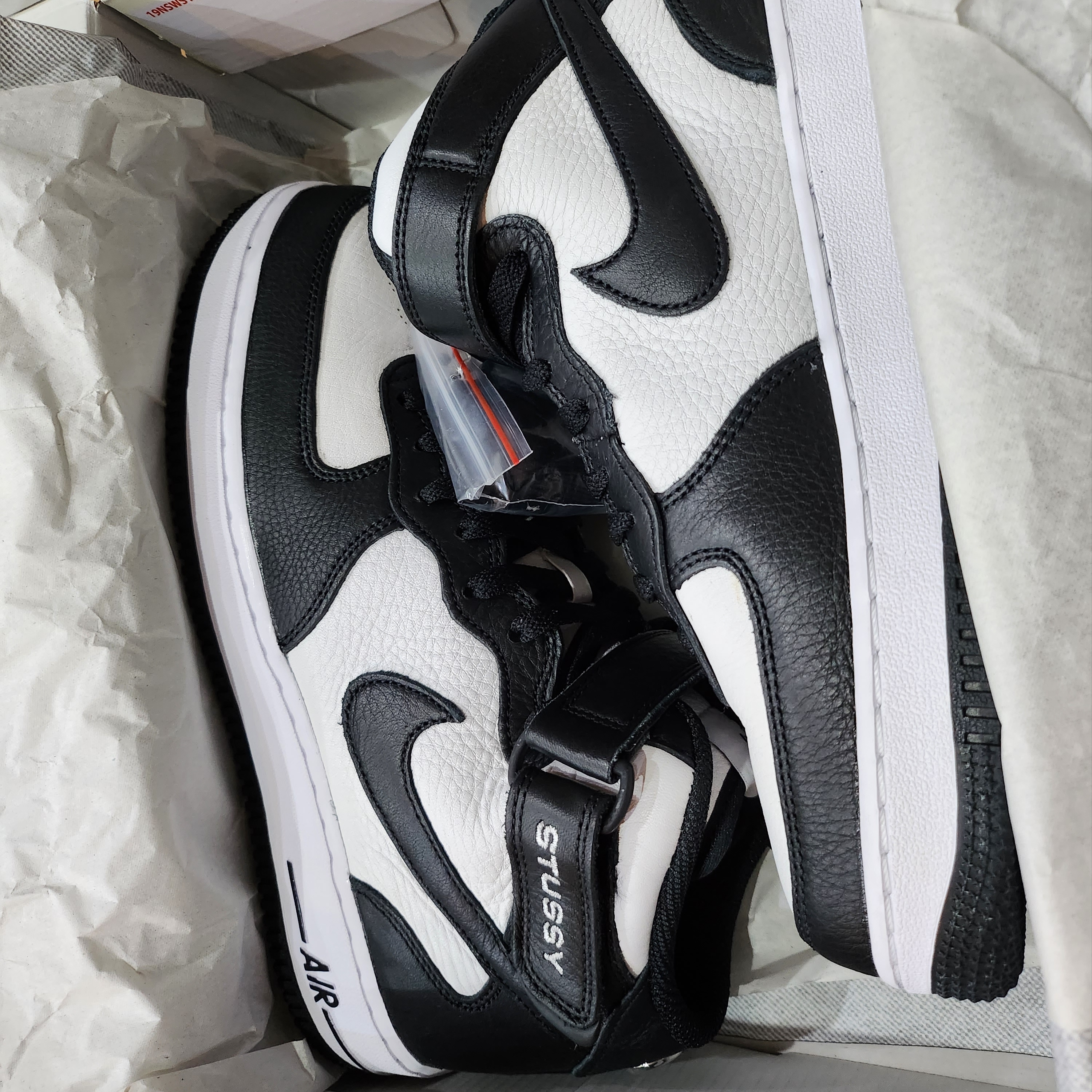 Nike x Stussy Air Force 1 '07 Mid SP Black and Light Bone 착용 스타일 - 1