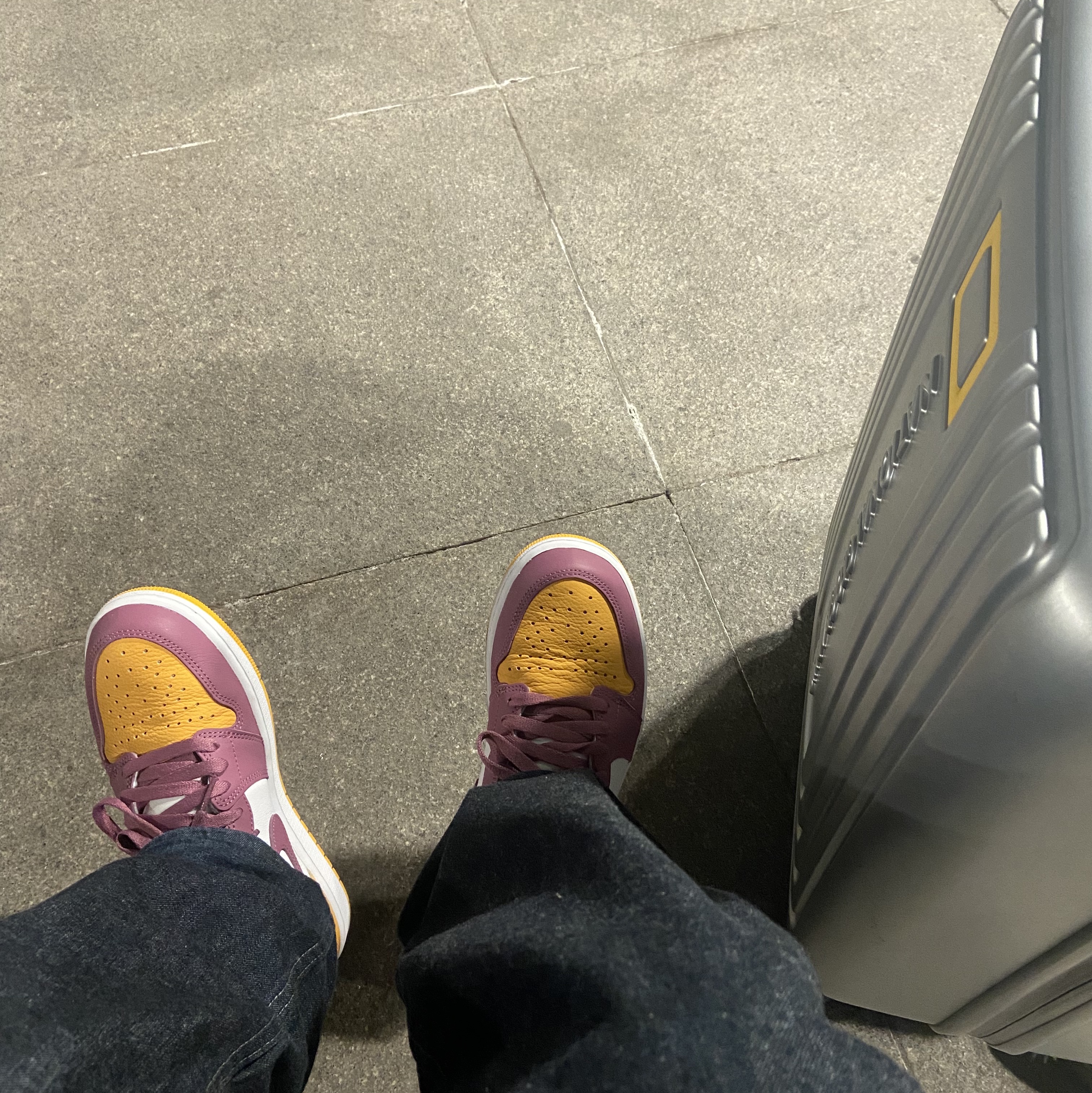 Jordan 1 Retro High OG University Gold Light Bordeaux 착용 스타일