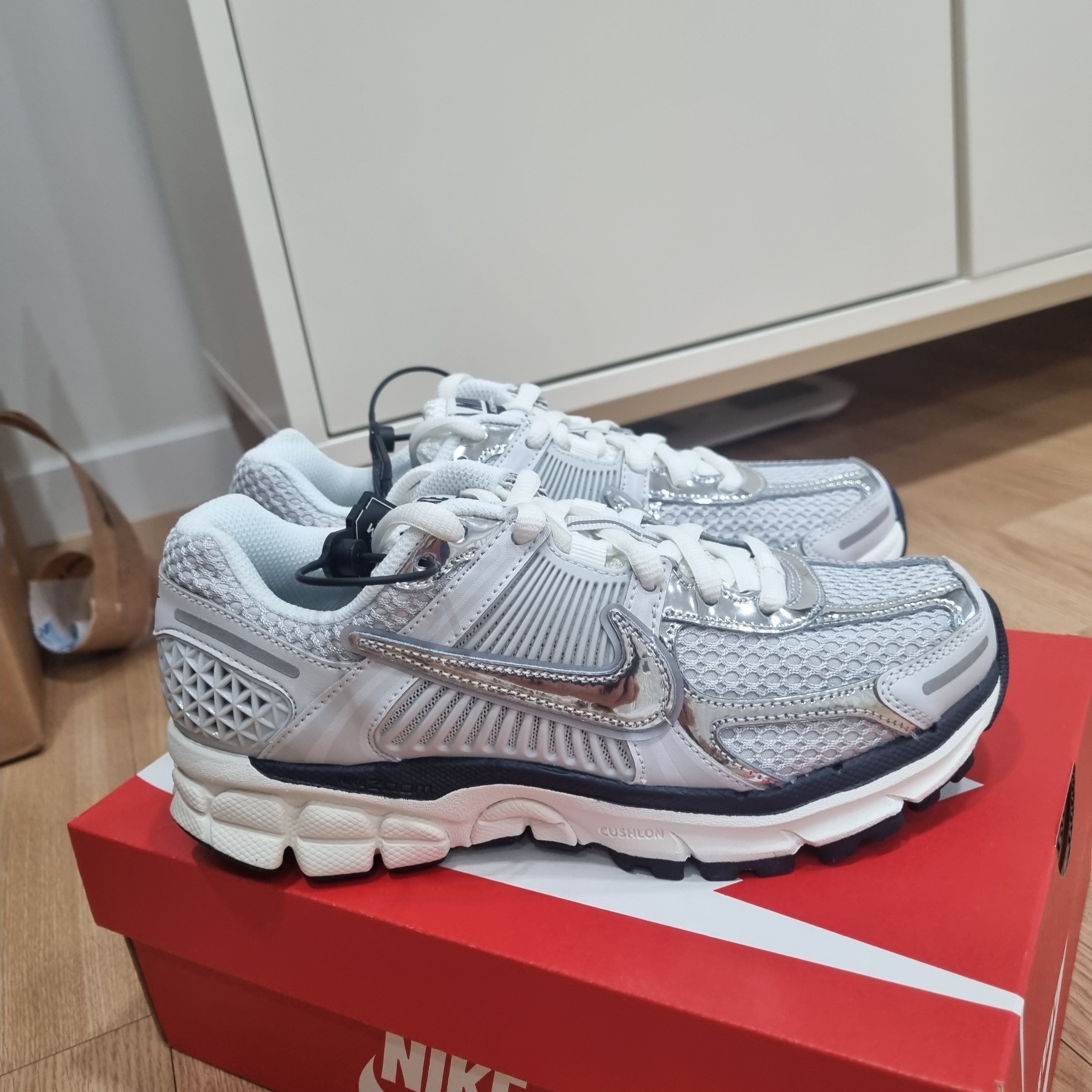 (W) Nike Zoom Vomero 5 Photon Dust and Metallic Silver 착용 스타일 - 1