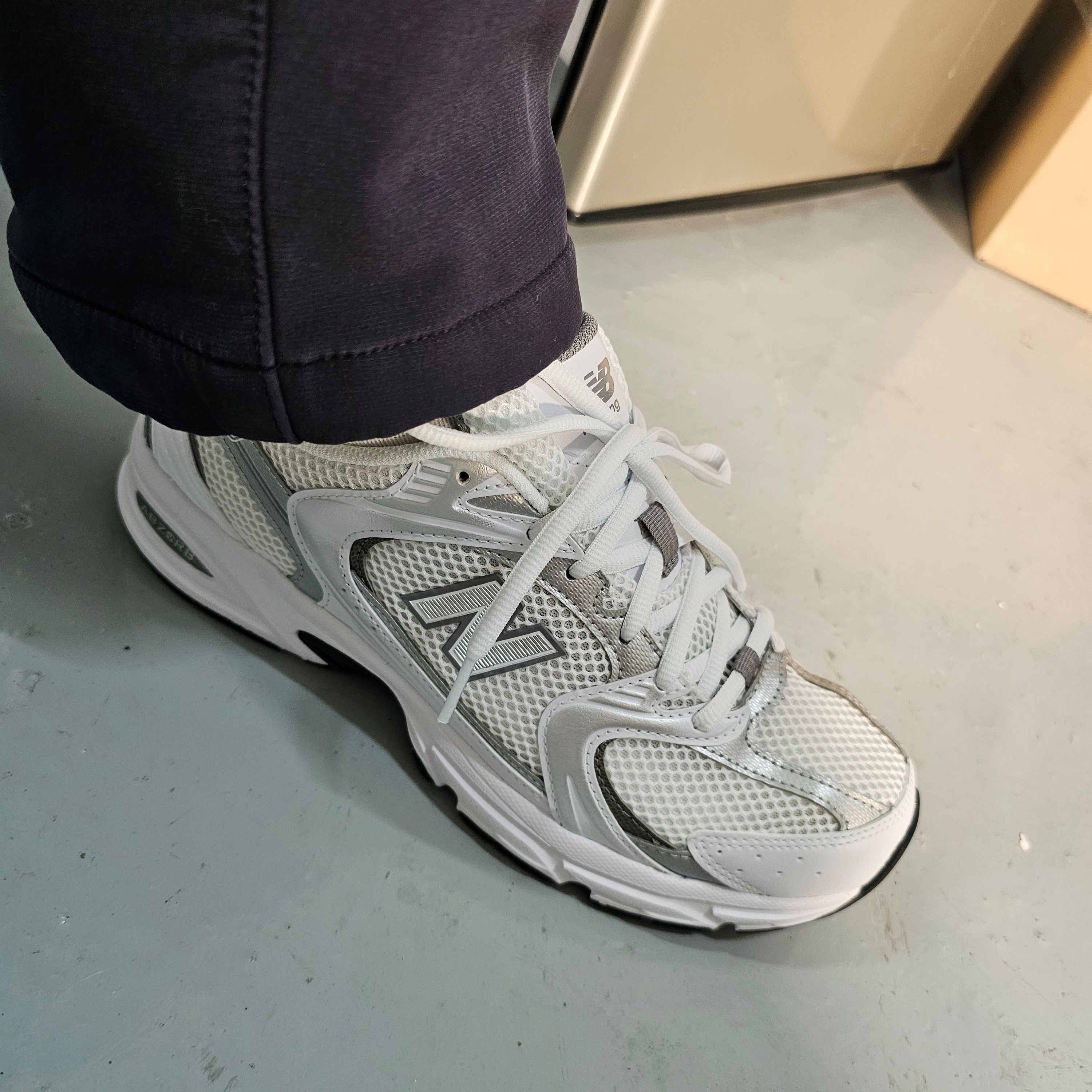 New Balance 530 White Silver 착용 스타일