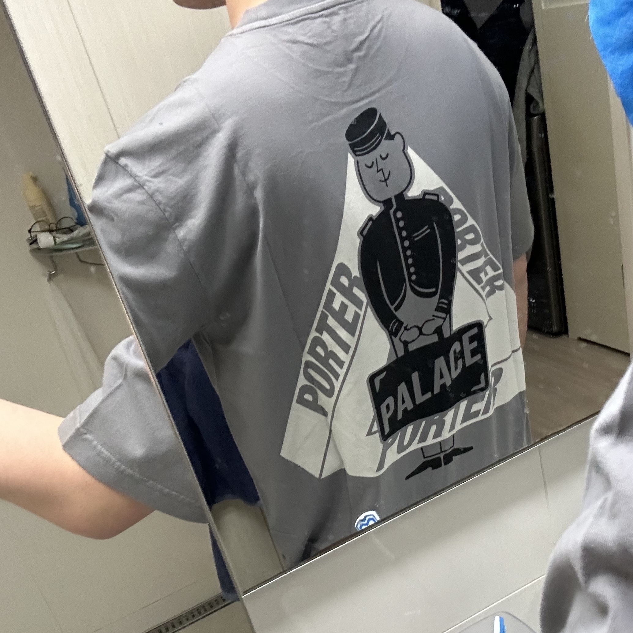 Palace x Porter Tri-Ferg Bell Boy T-Shirt Gray 착용 스타일