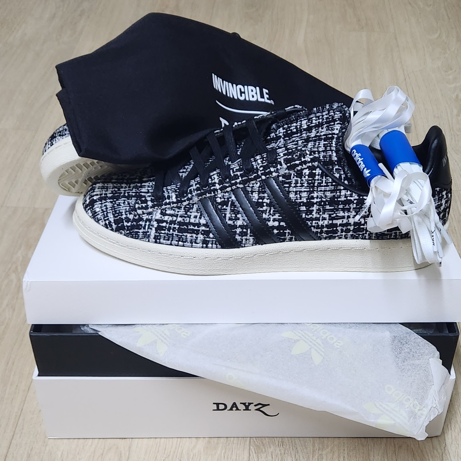 Adidas x Dayz x Invincible Campus Black 착용 스타일