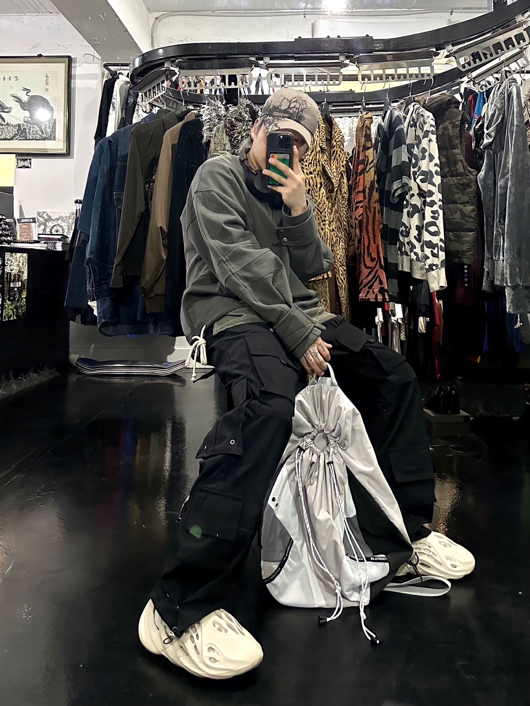 Adidas Yeezy Foam RNNR Sand 착용 스타일 - 1