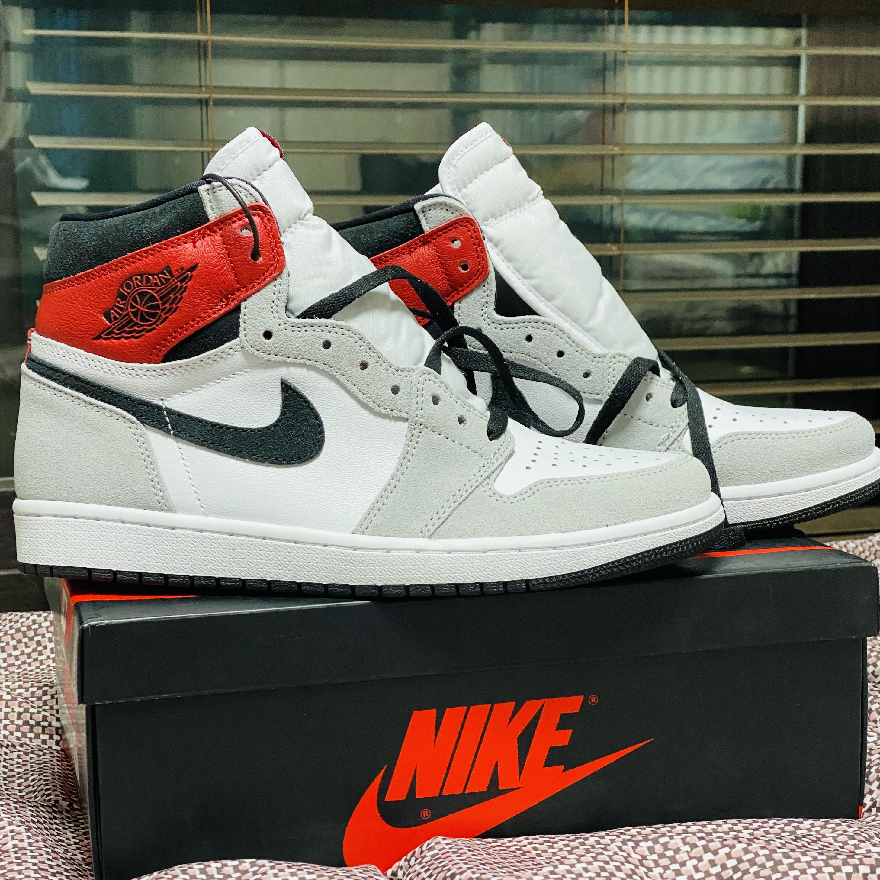 Jordan 1 Retro High OG Light Smoke Grey 착용 스타일 - 1