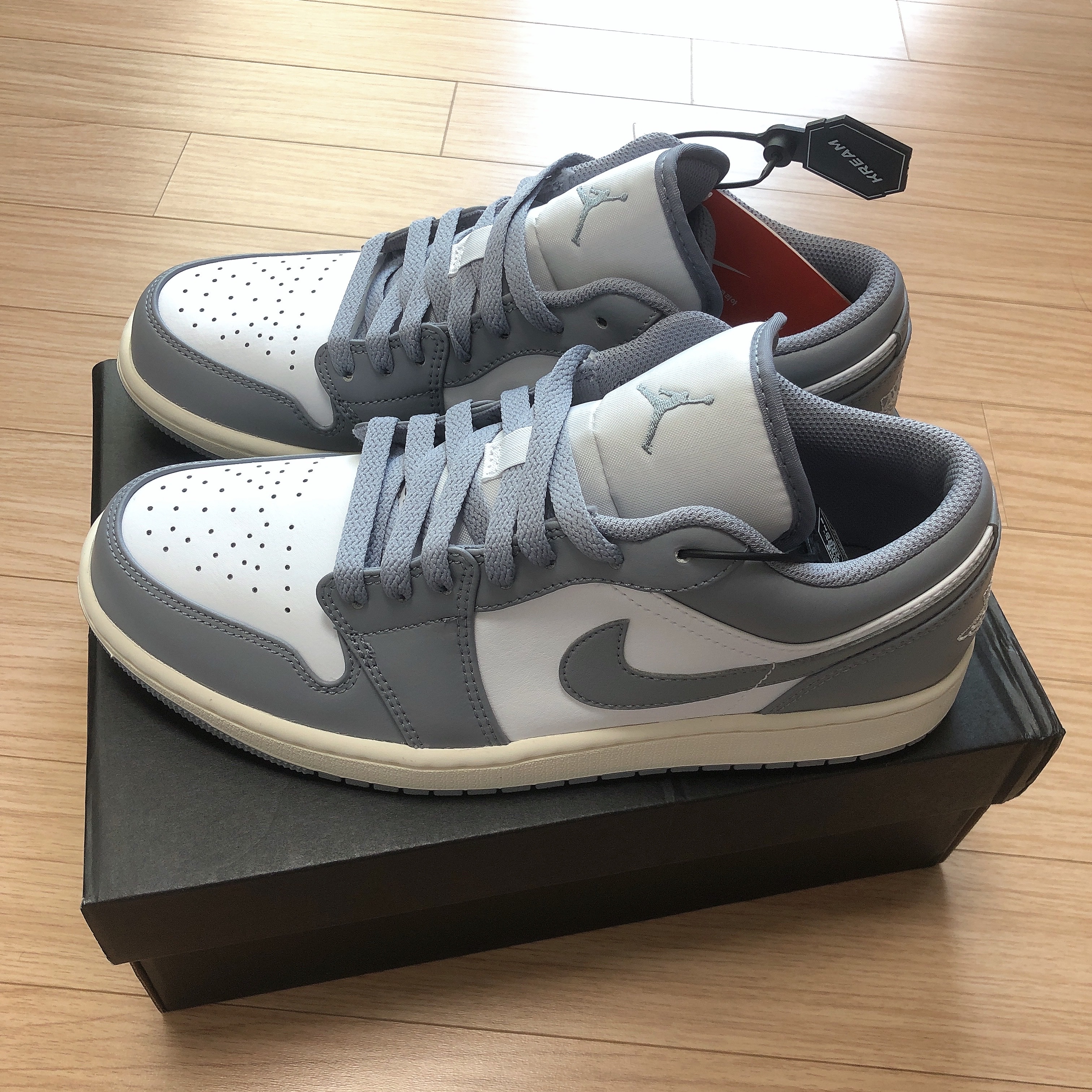 Jordan 1 Low Stealth and White 착용 스타일