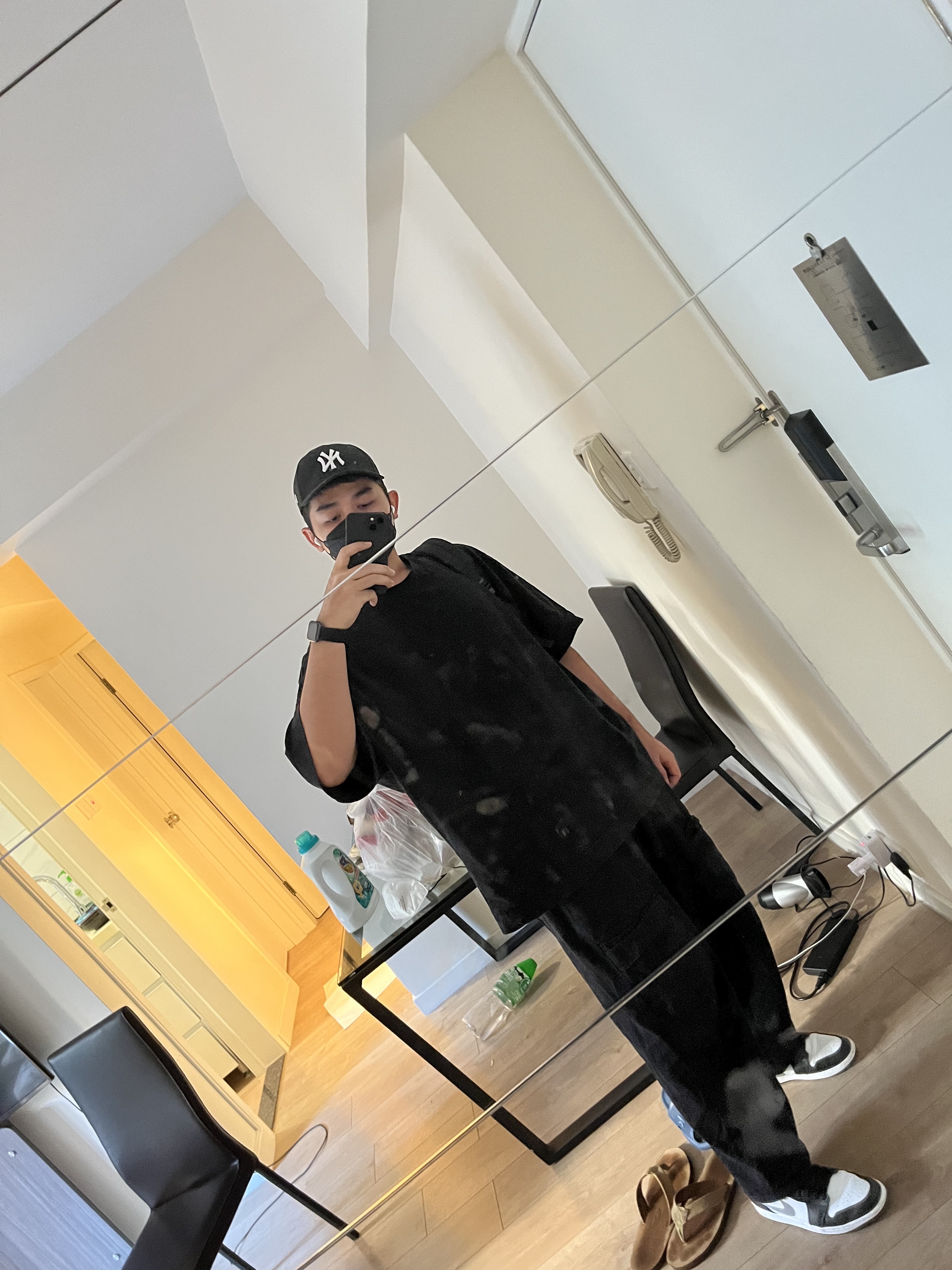 Jordan 1 Low Black Particle Grey 착용 스타일 - 2