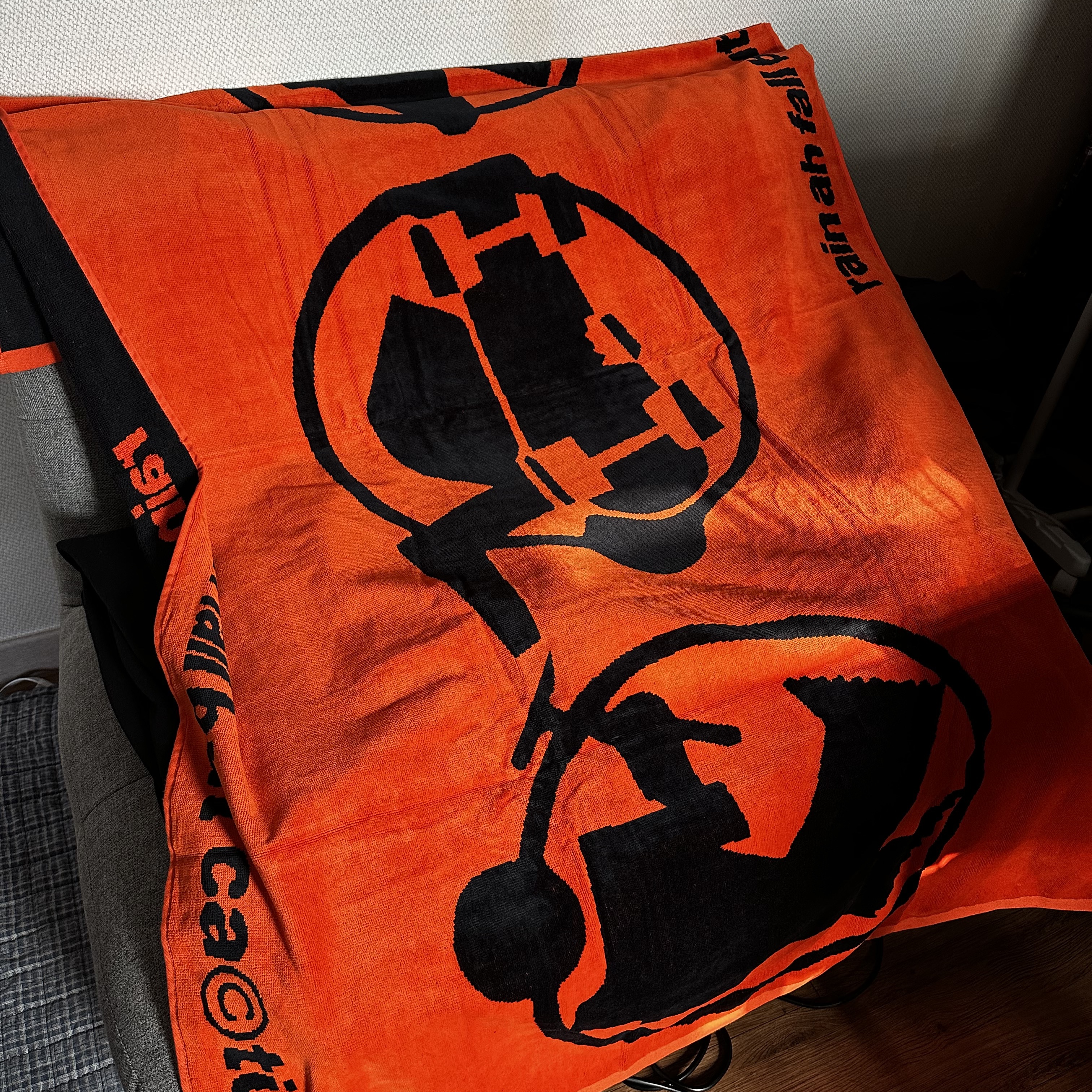 Stussy x Cactus Plant Flea Market Towel Orange 착용 스타일 - 1