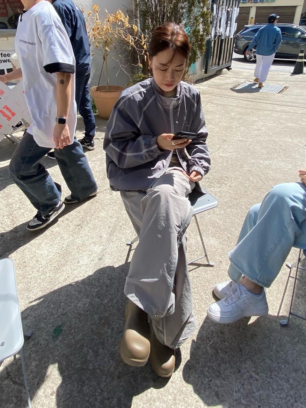 Art Of Field Side Zipper Balloon Pants Deep Beige 착용 스타일 - 2
