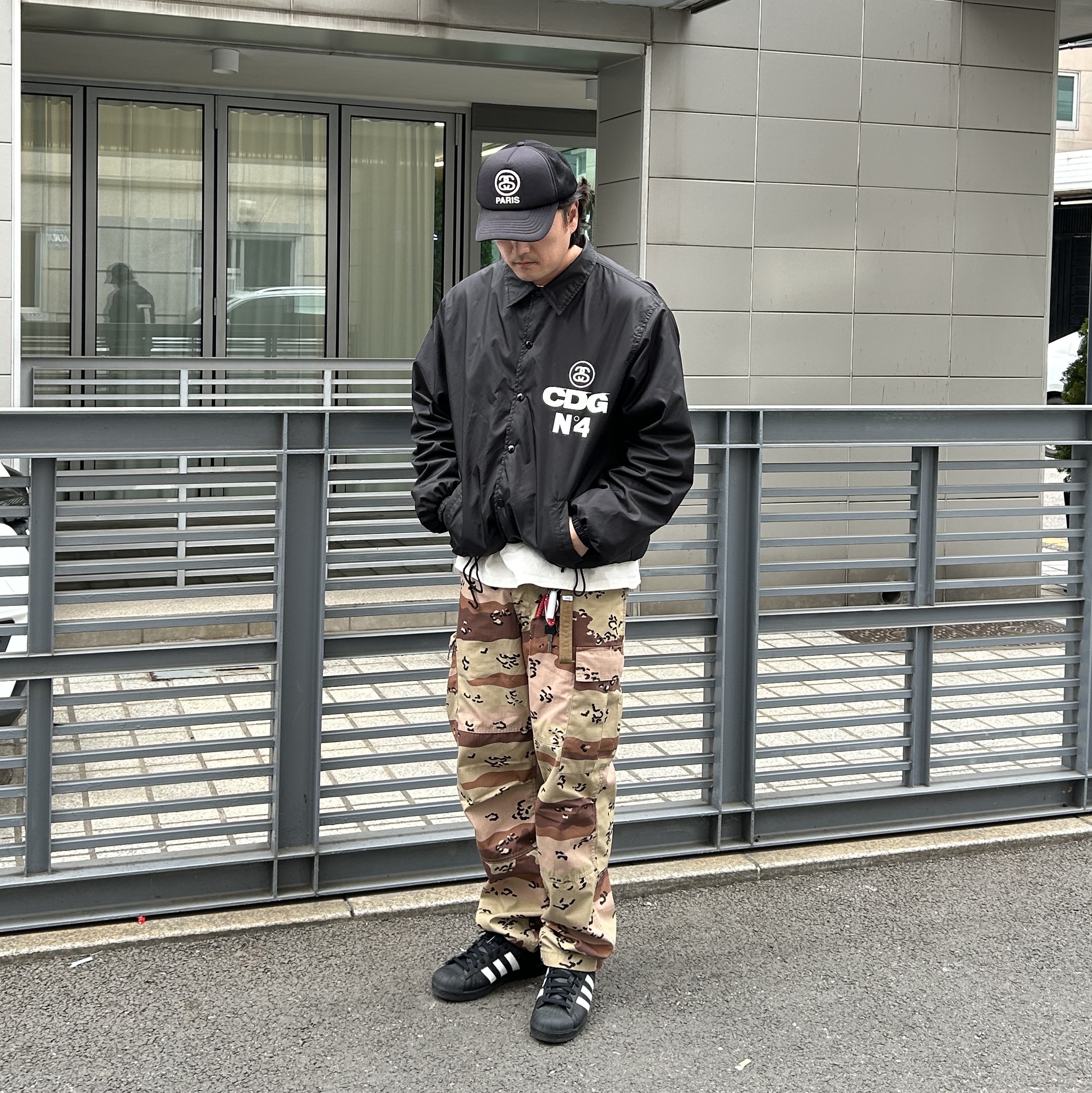 CDG x Stussy Coach Jacket Black, Adidas Superstar Core Black White 착용 스타일 - 1