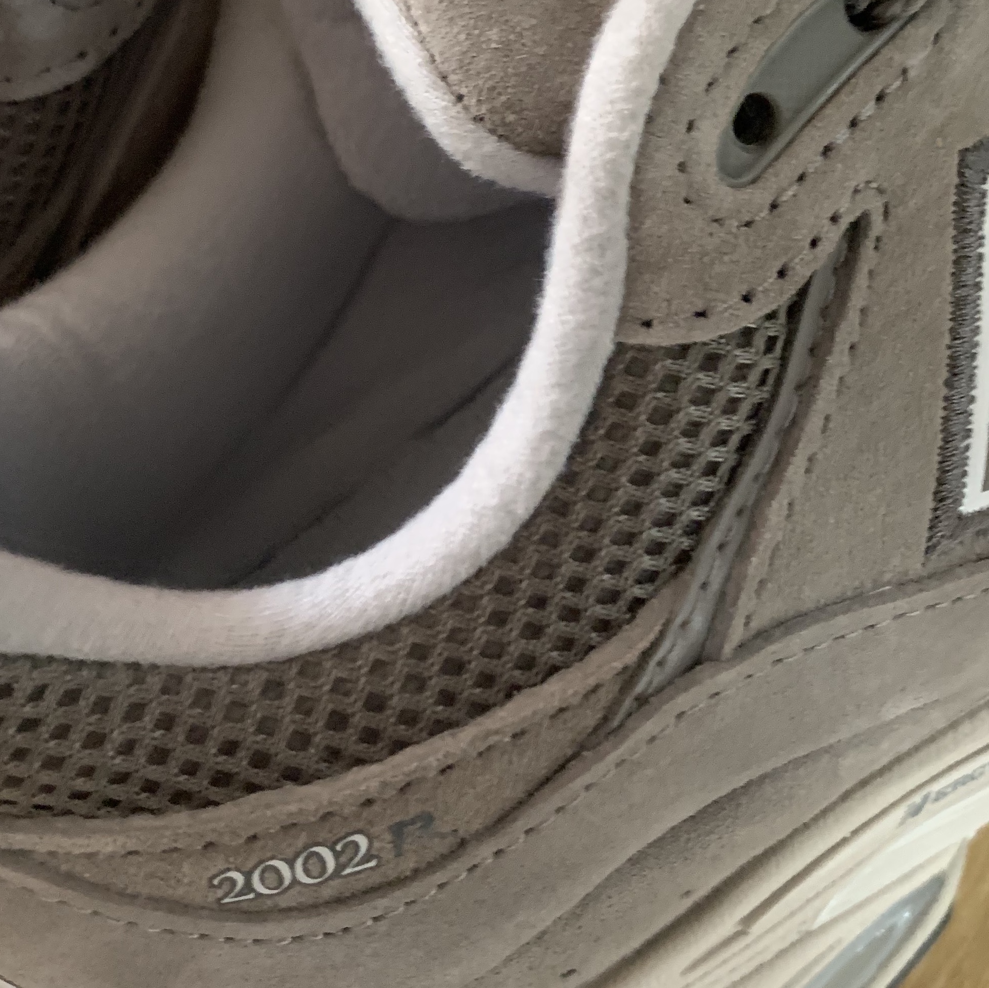 New Balance 2002R Grey 착용 스타일