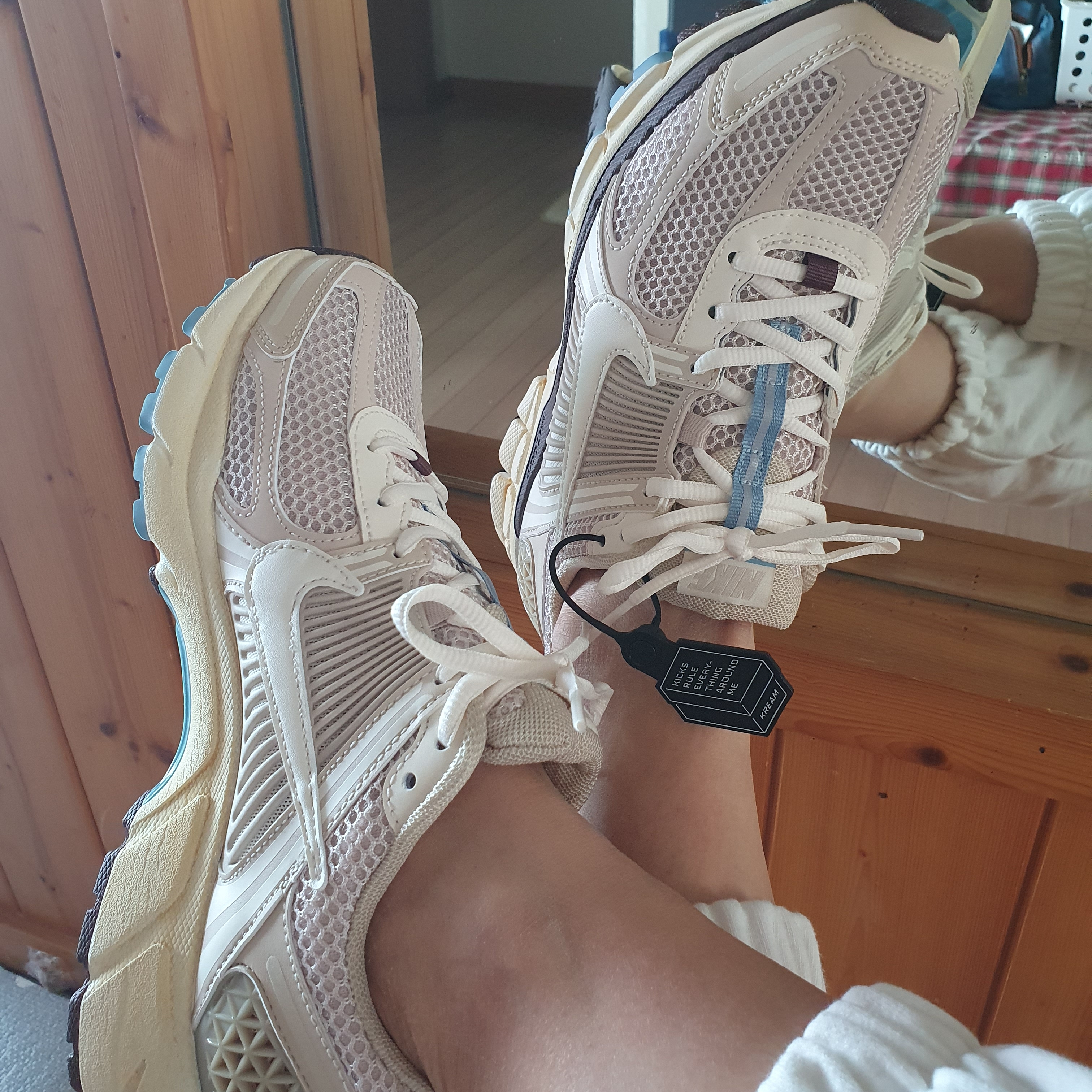 (W) Nike Zoom Vomero 5 Oatmeal 착용 스타일 - 3