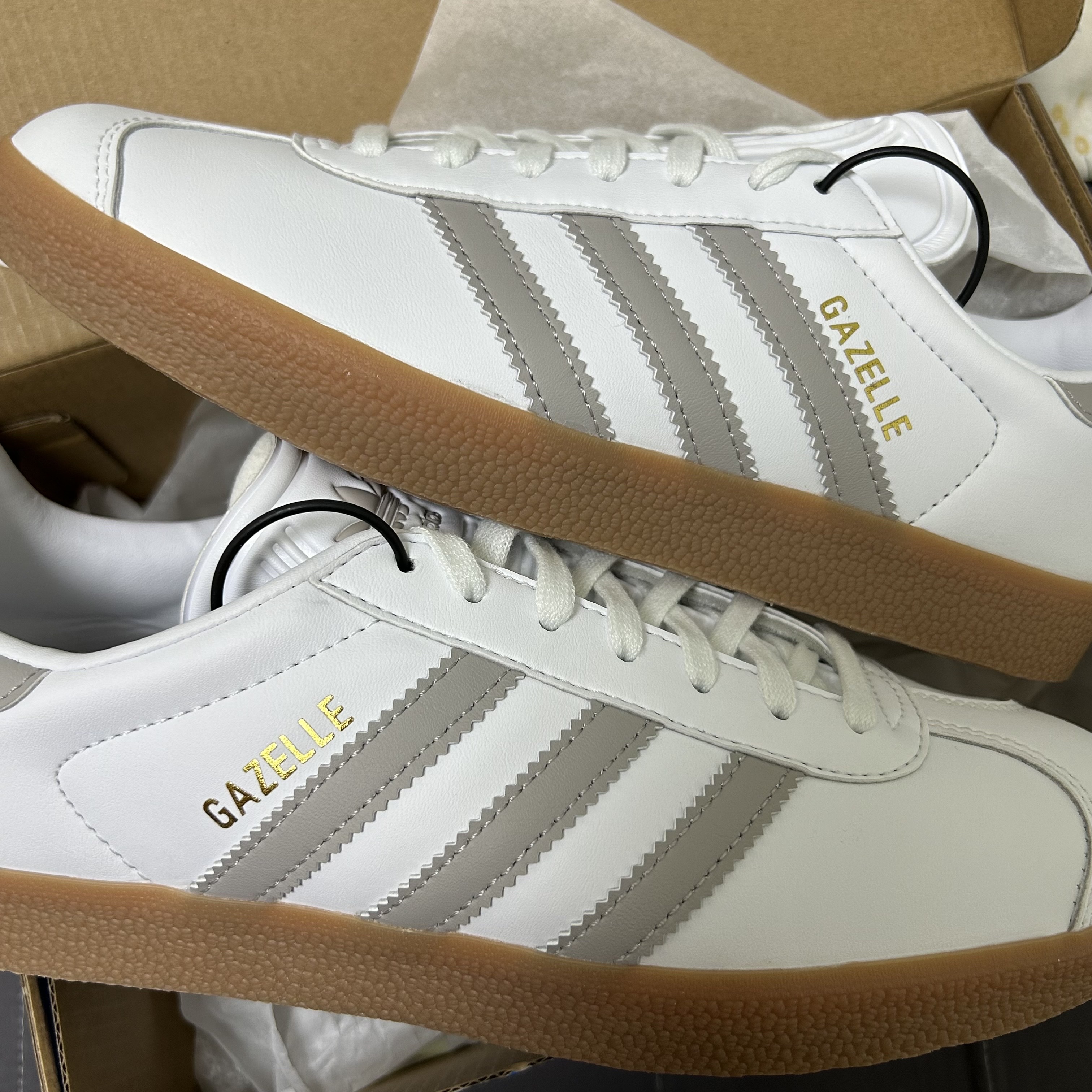 Adidas Gazelle White Grey 착용 스타일