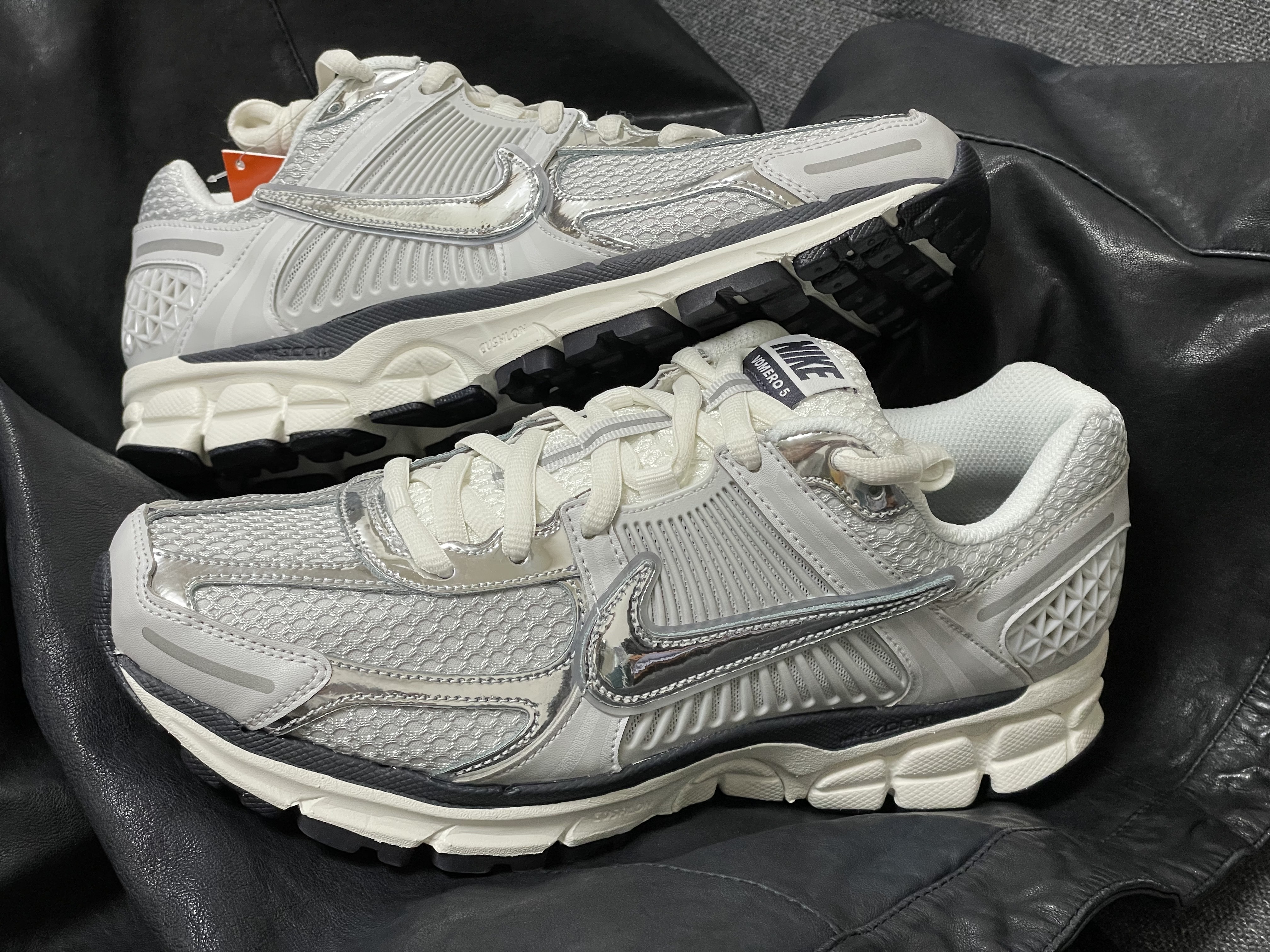 (W) Nike Zoom Vomero 5 Photon Dust and Metallic Silver 착용 스타일