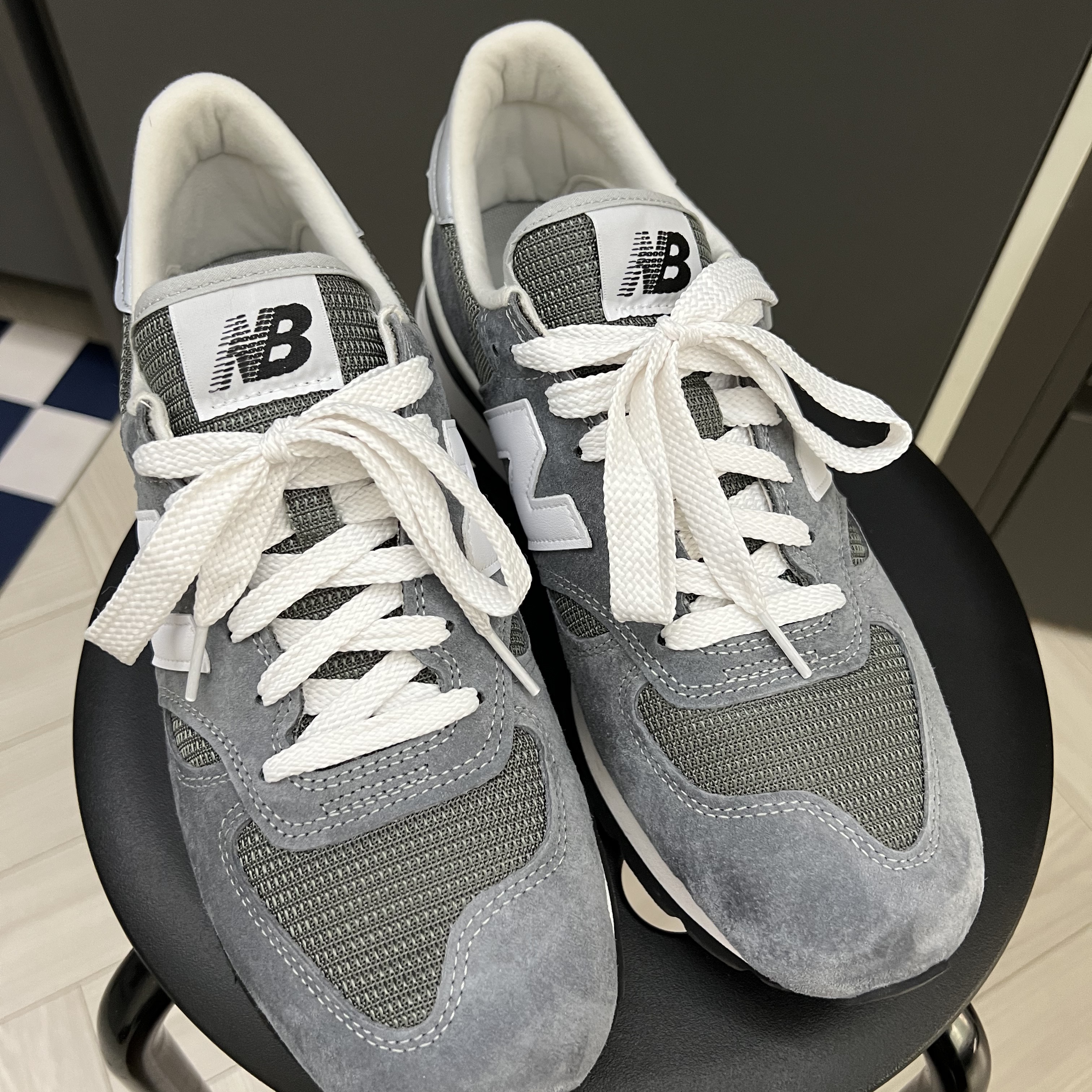 New Balance 990v1 Made in USA Grey White 착용 스타일 - 1