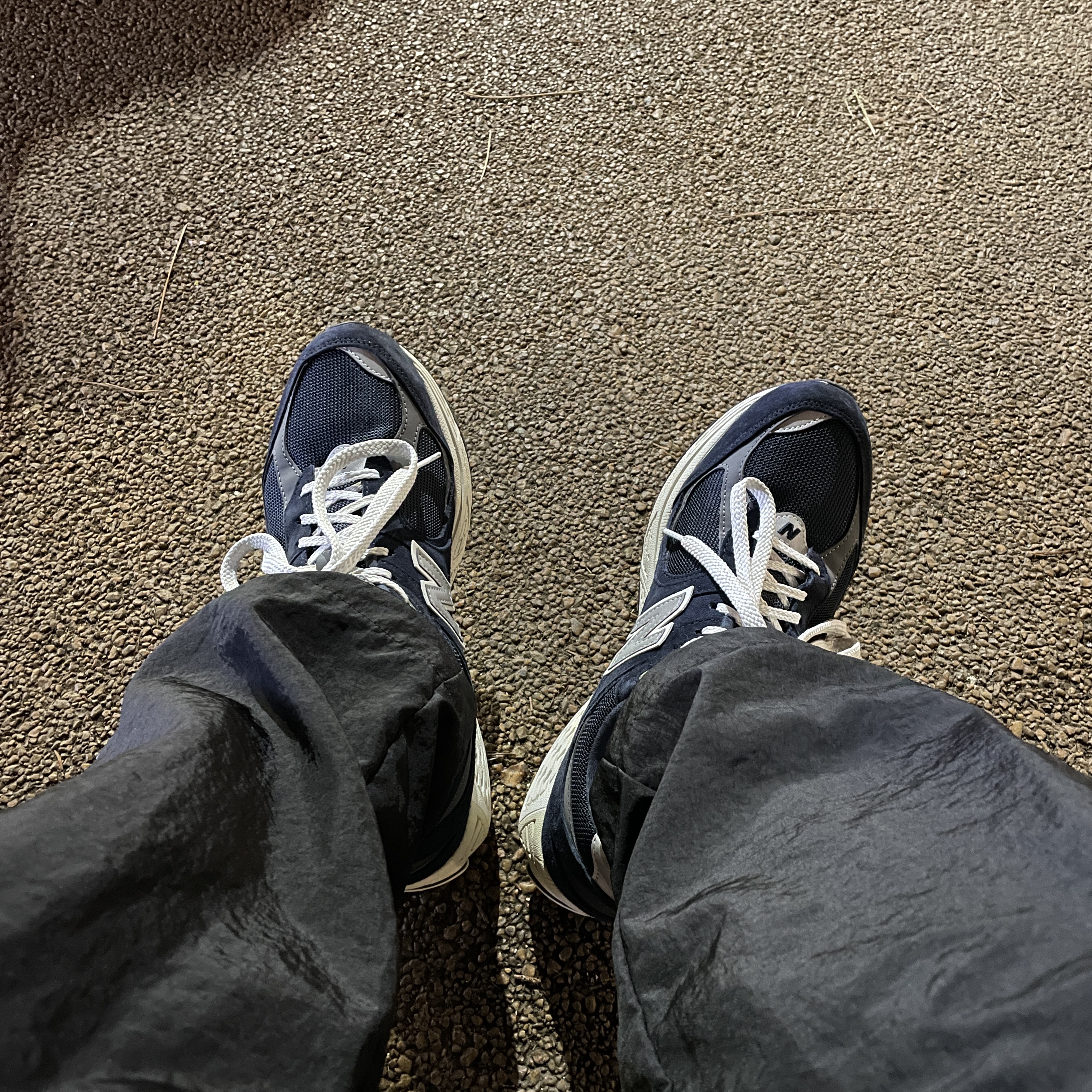 New Balance 2002R Eclipse Castlerock 착용 스타일