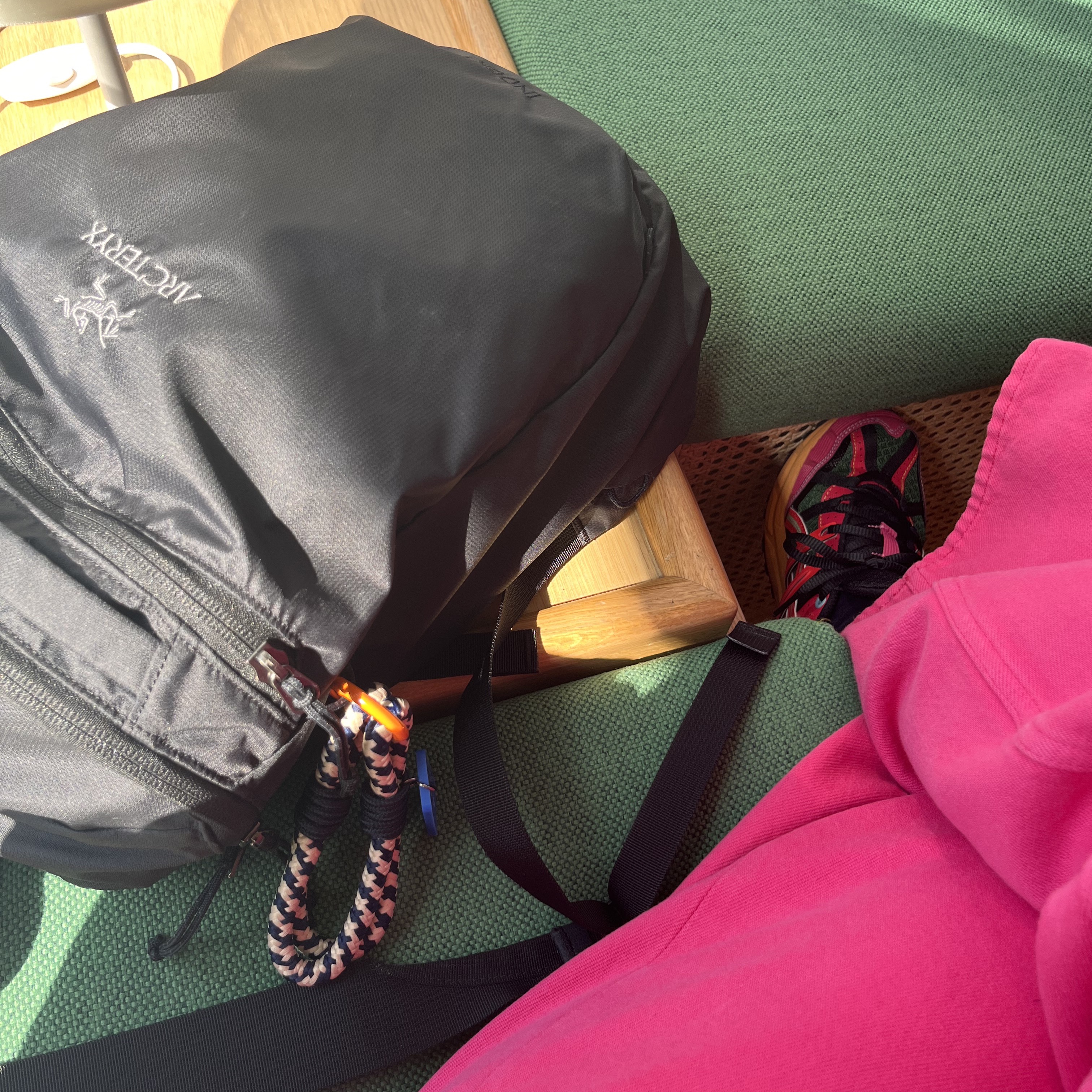 Asics x Andersson Bell Gel-Sonoma 15-50 Bright Rose Evergreen, Arc'teryx Index 15 Backpack Black 착용 스타일