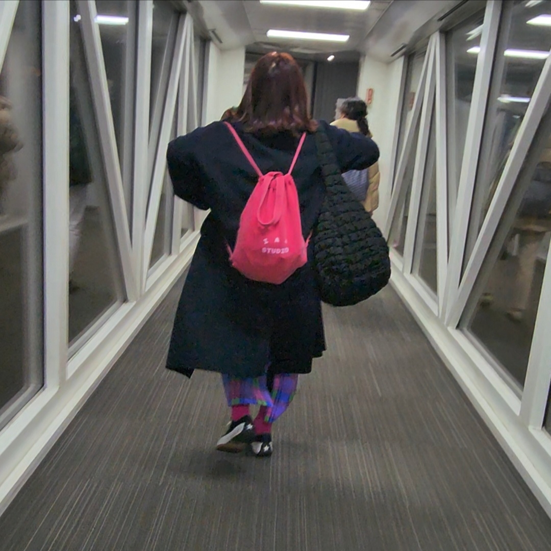 COS Quilted Oversized Shoulder Bag Black, Converse Run Star Hike Low Black 착용 스타일