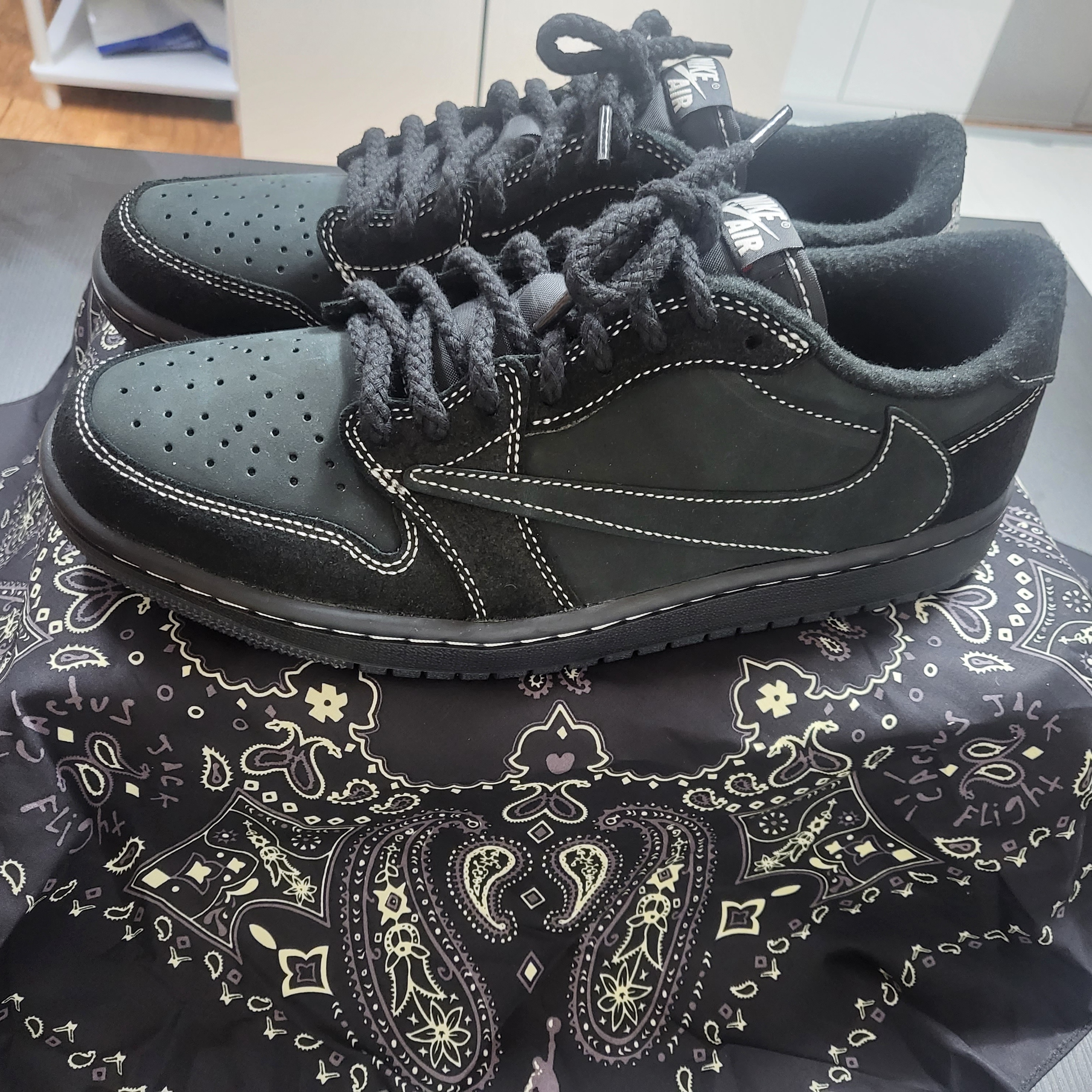 Jordan 1 x Travis Scott Retro Low OG SP Black Phantom 착용 스타일 - 2