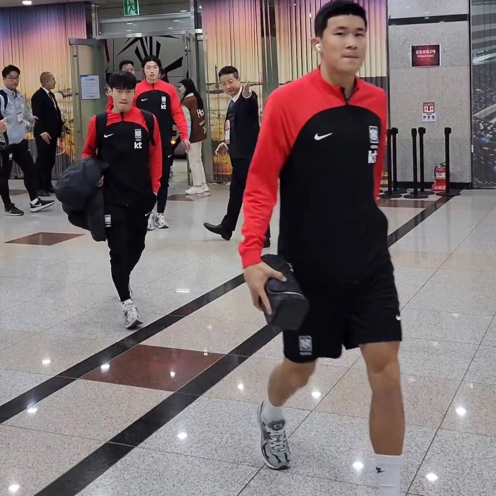 Nike Zoom Vomero 5 PRM Light Iron Ore and Flat Fewter, Nike Korea Dri-Fit Stadium Home SS Jersey Global Red - Asia (Non Marking Ver.) 착용 스타일 - 4