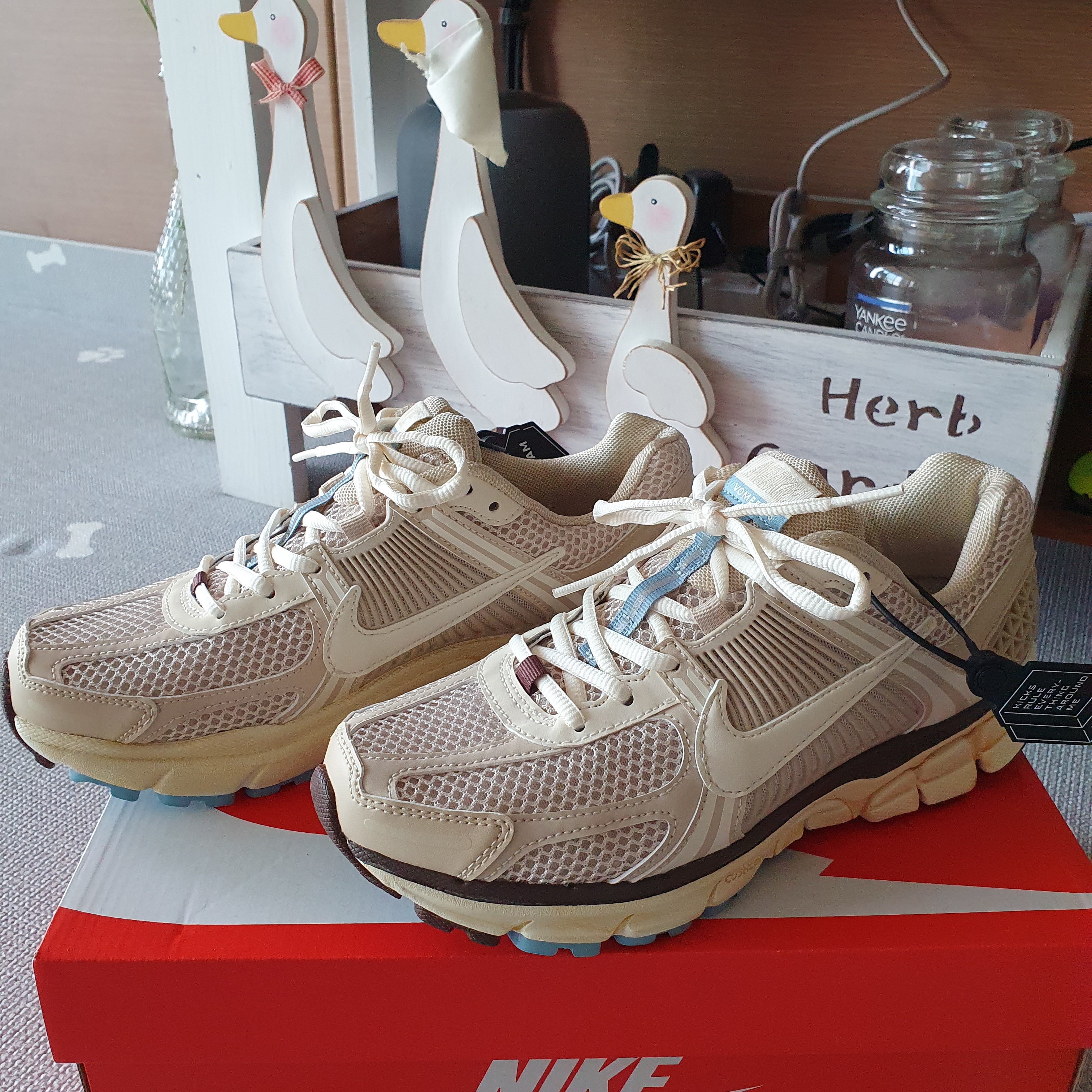 (W) Nike Zoom Vomero 5 Oatmeal 착용 스타일 - 1