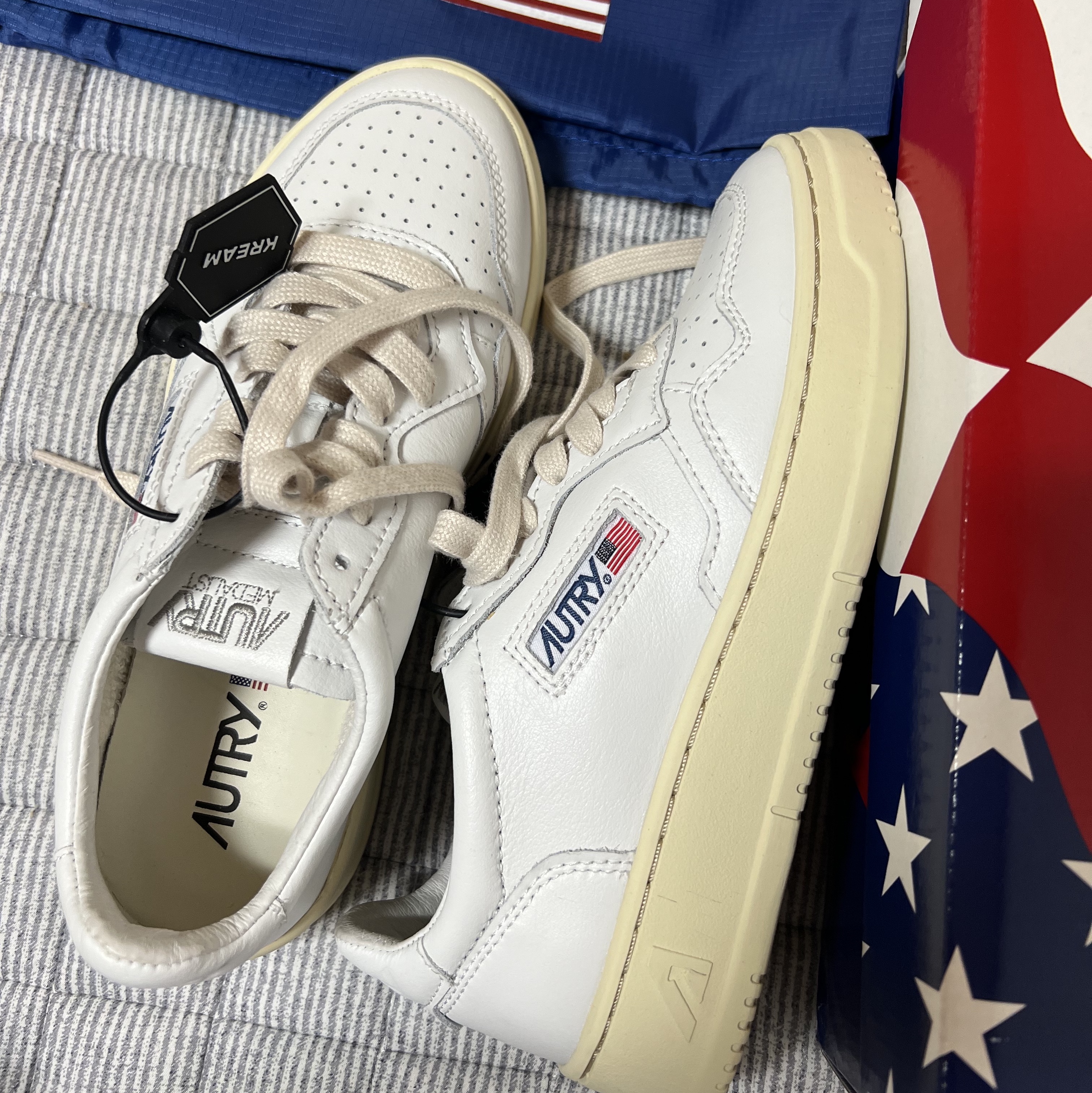 (W) Autry Medalist Low Leather Sneakers White 착용 스타일