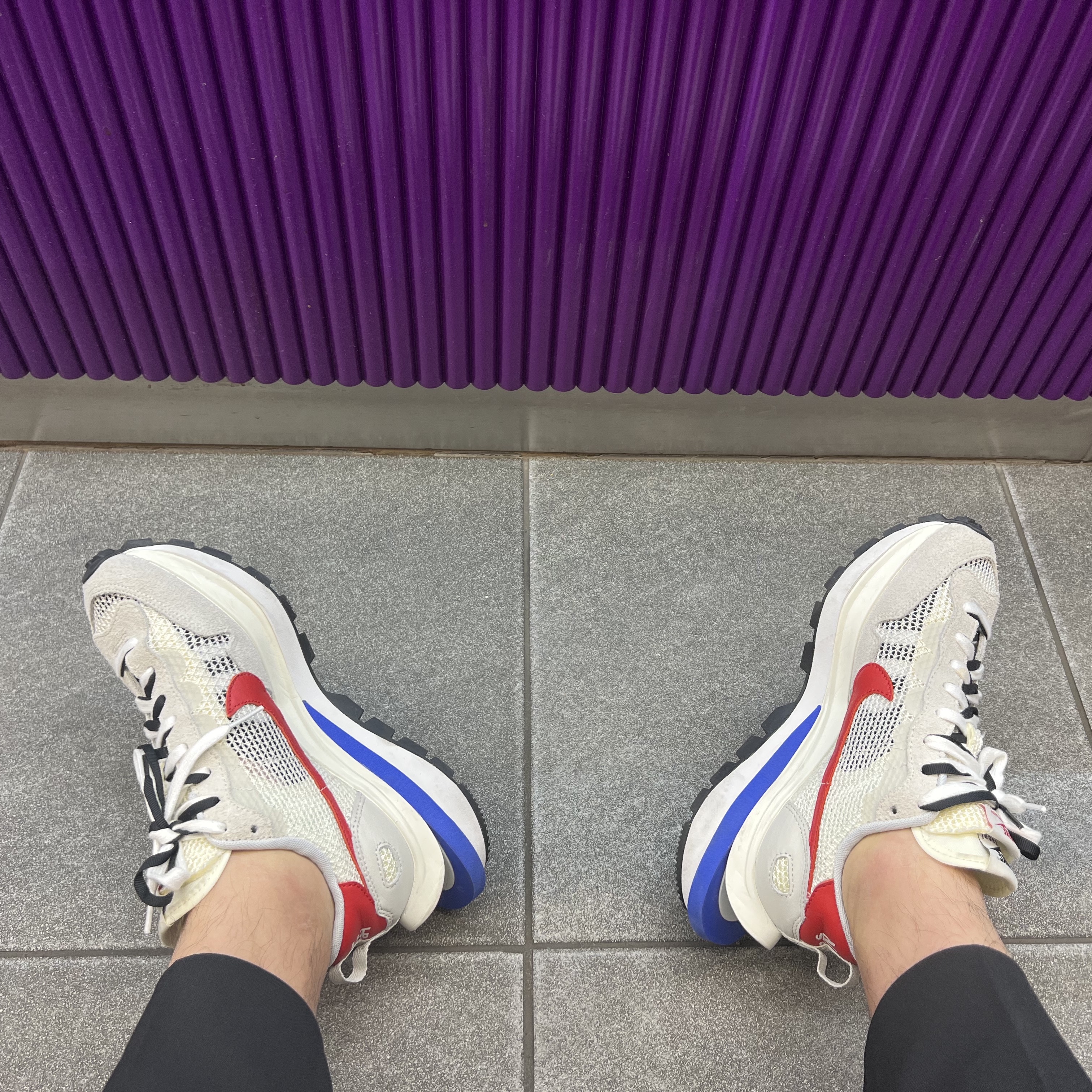 Nike x Sacai VaporWaffle Royal Fuchsia 착용 스타일 - 2