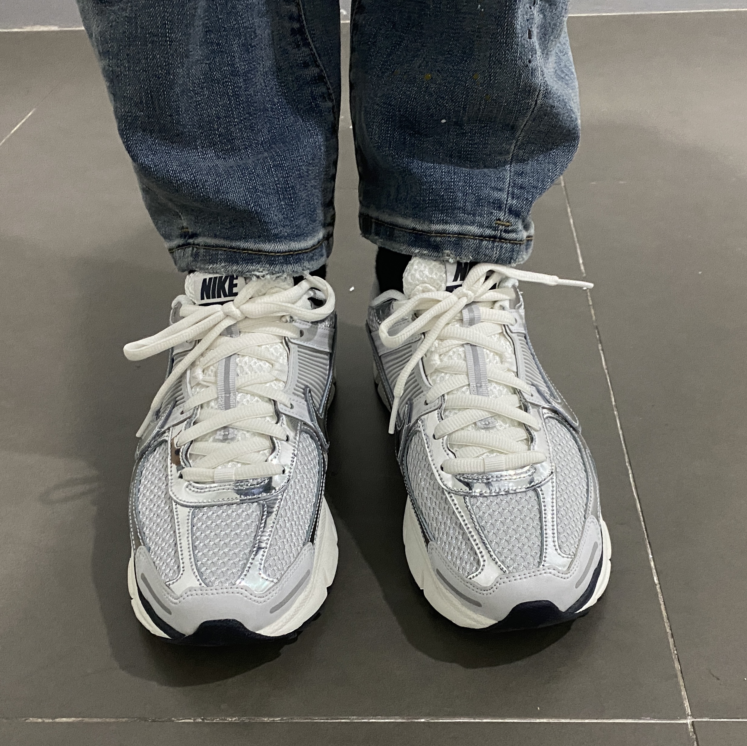 (W) Nike Zoom Vomero 5 Photon Dust and Metallic Silver 착용 스타일 - 2