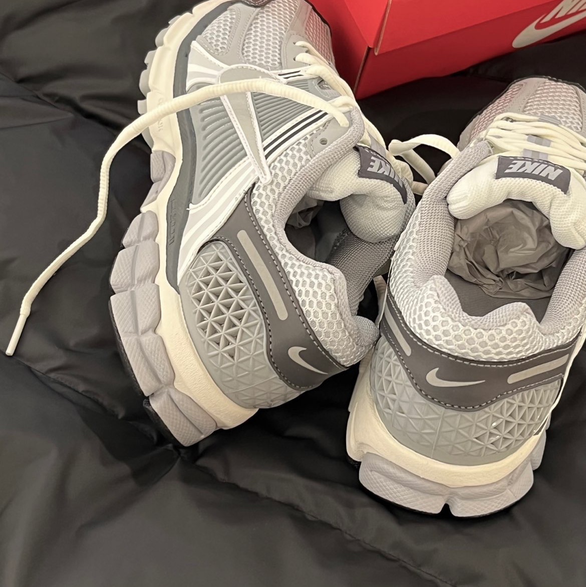 (W) Nike Zoom Vomero 5 Pure Platinum Metallic Silver 착용 스타일 - 4