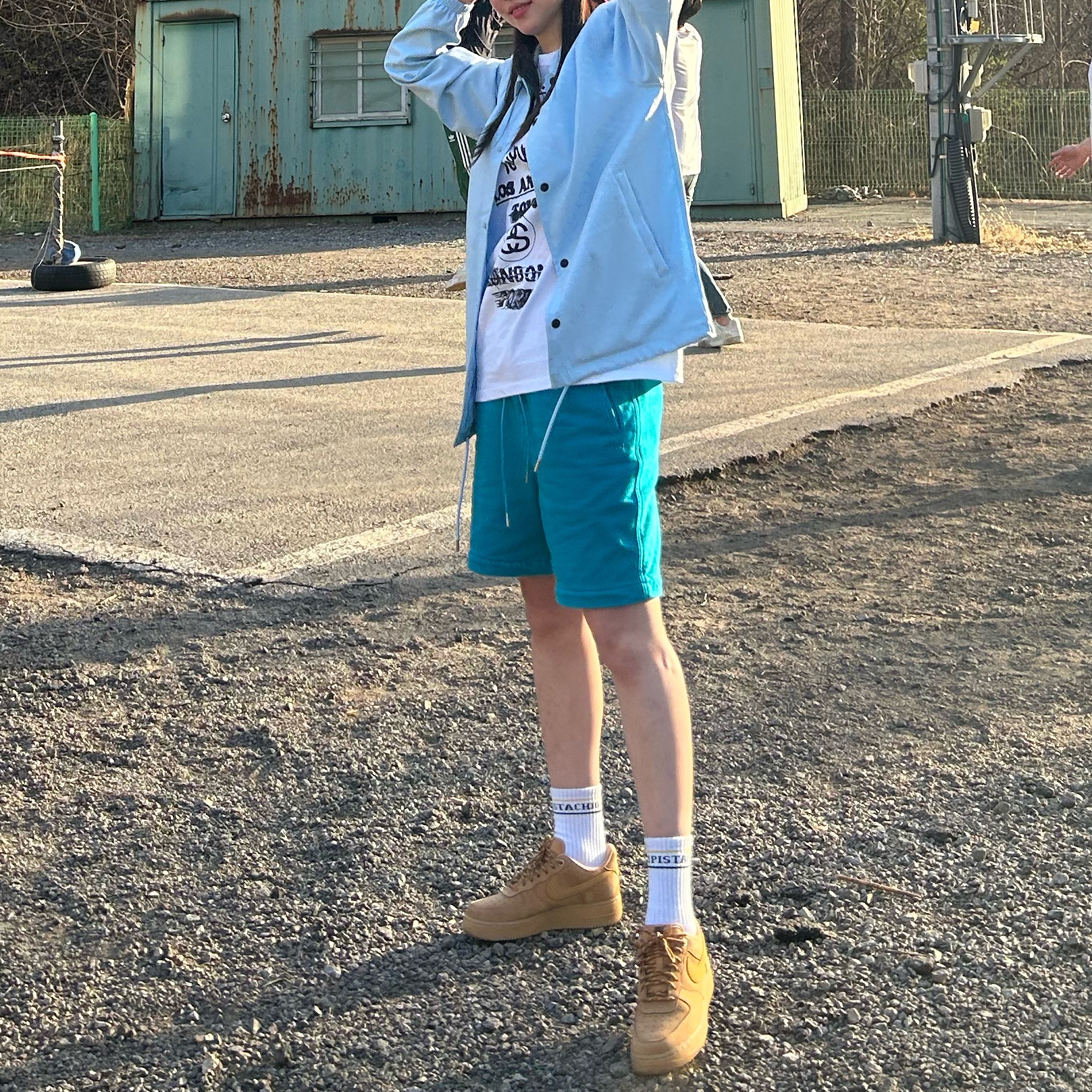 Stussy Tour T-Shirt White, Nike Air Force 1 '07 WB Flax 착용 스타일