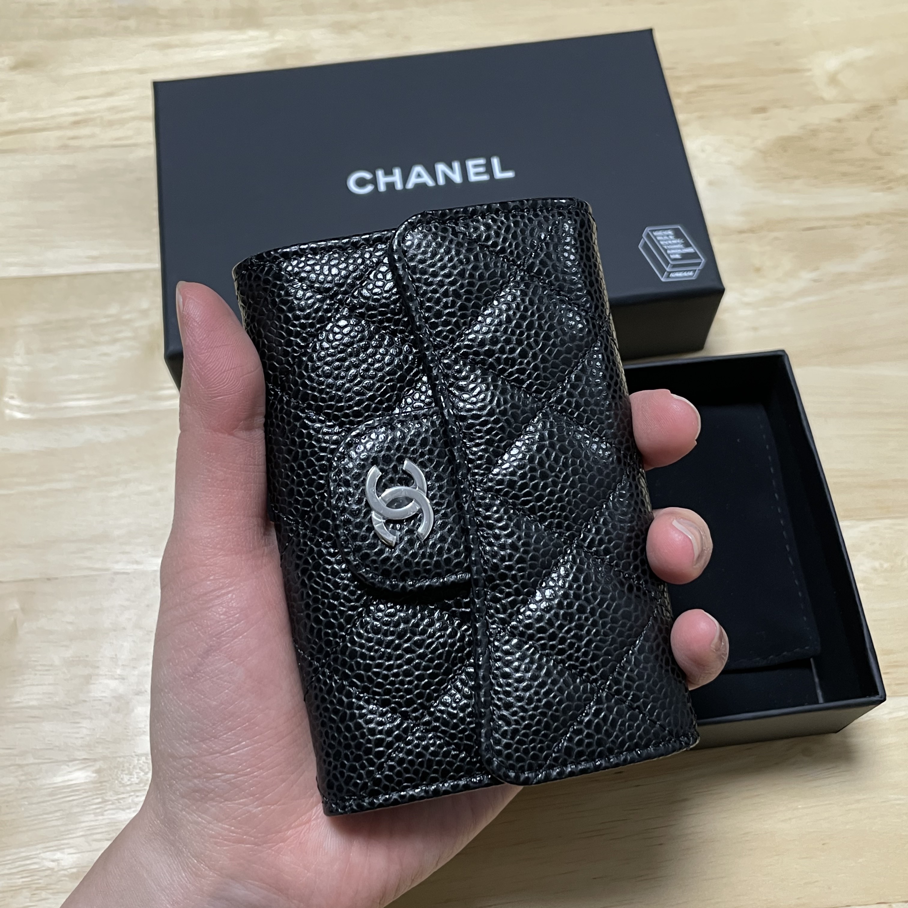 Chanel Classic Card Holder Grained Calfskin & Silver Black 착용 스타일 - 2
