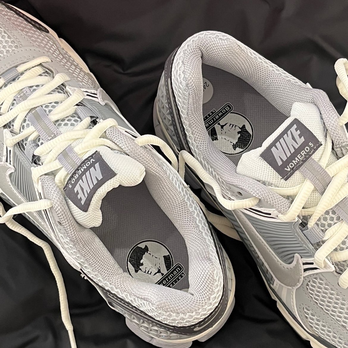 (W) Nike Zoom Vomero 5 Pure Platinum Metallic Silver 착용 스타일 - 2