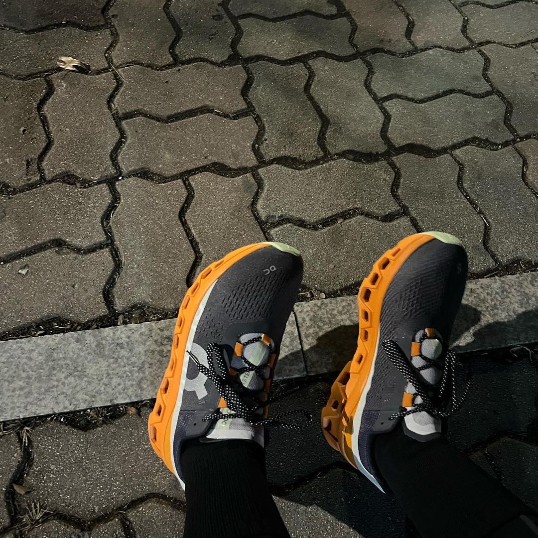 On Running On Cloud Monster Eclipse Turmeric 착용 스타일