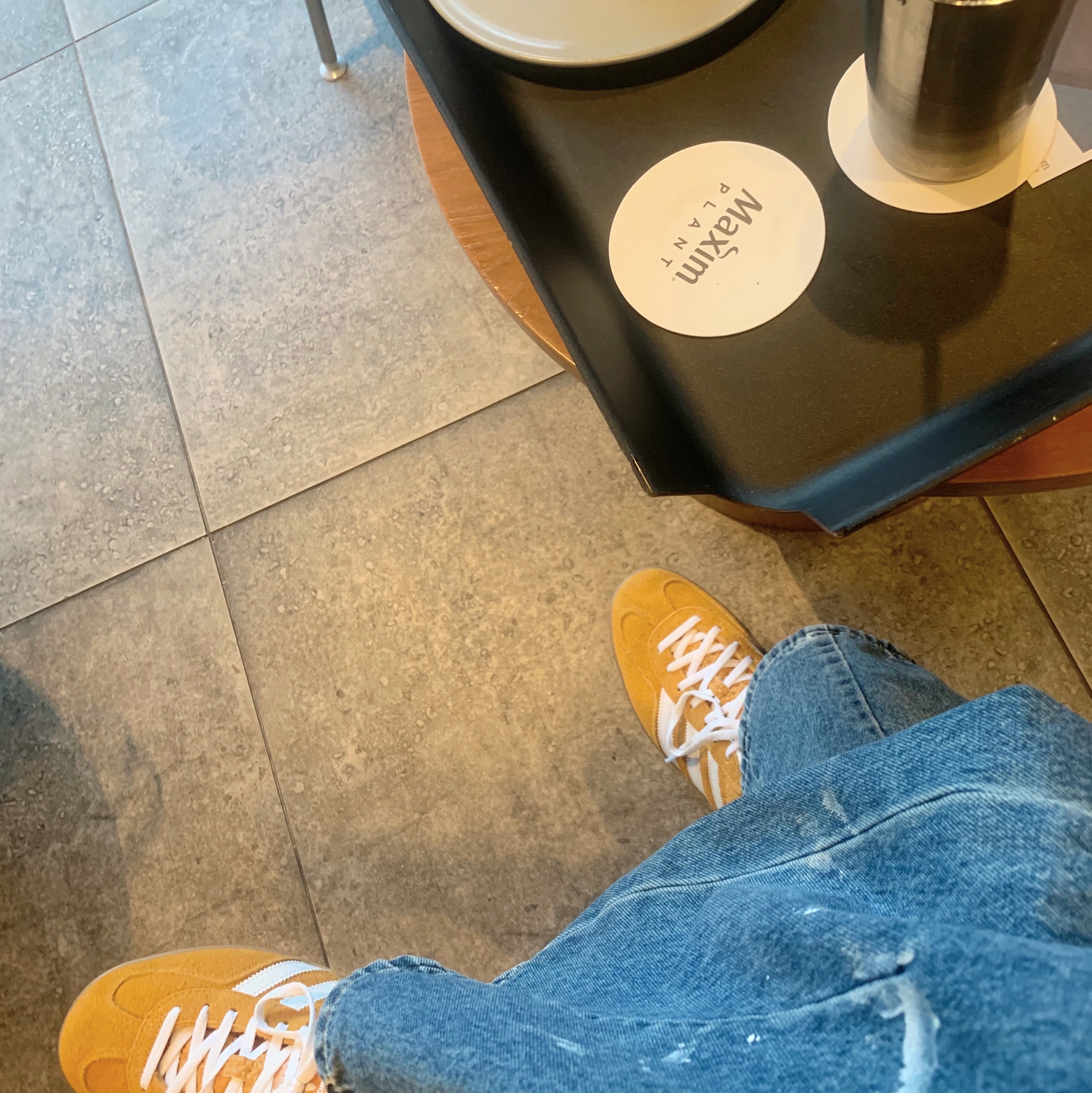(W) Adidas Gazelle Indoor Orange Peel Cloud White 착용 스타일 - 2