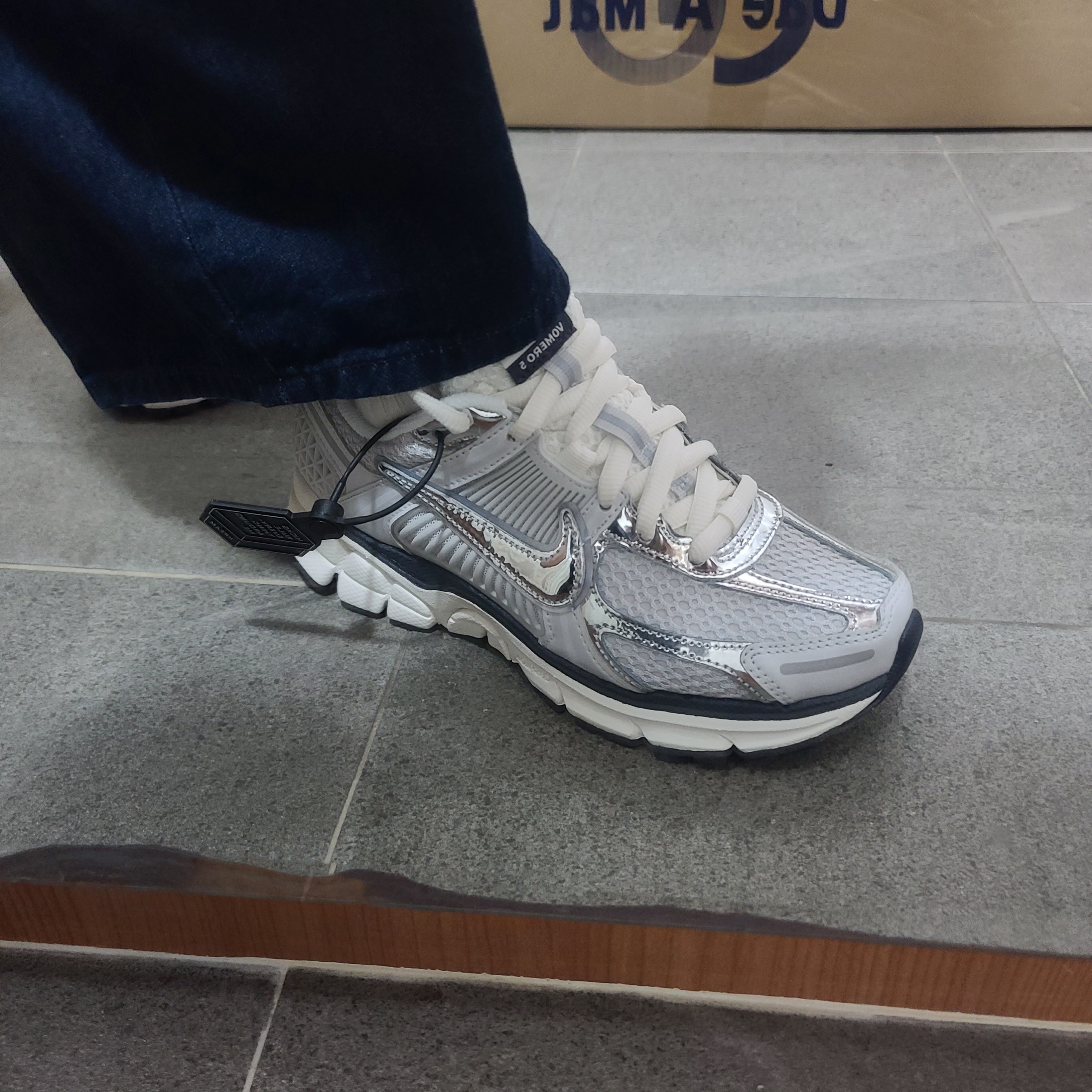 (W) Nike Zoom Vomero 5 Photon Dust and Metallic Silver 착용 스타일 - 4