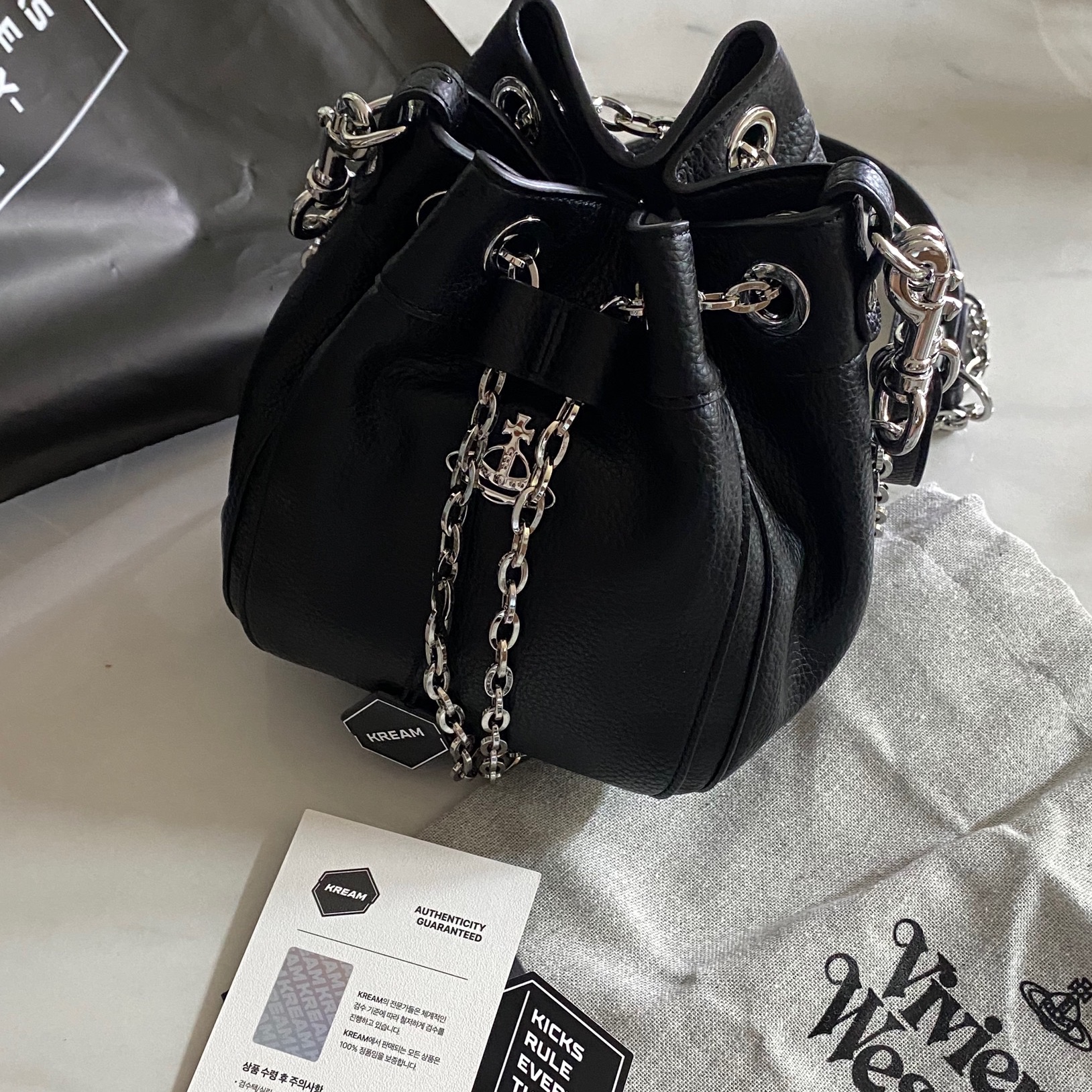 Vivienne Westwood Chrissy Small Bucket Bag Black 착용 스타일