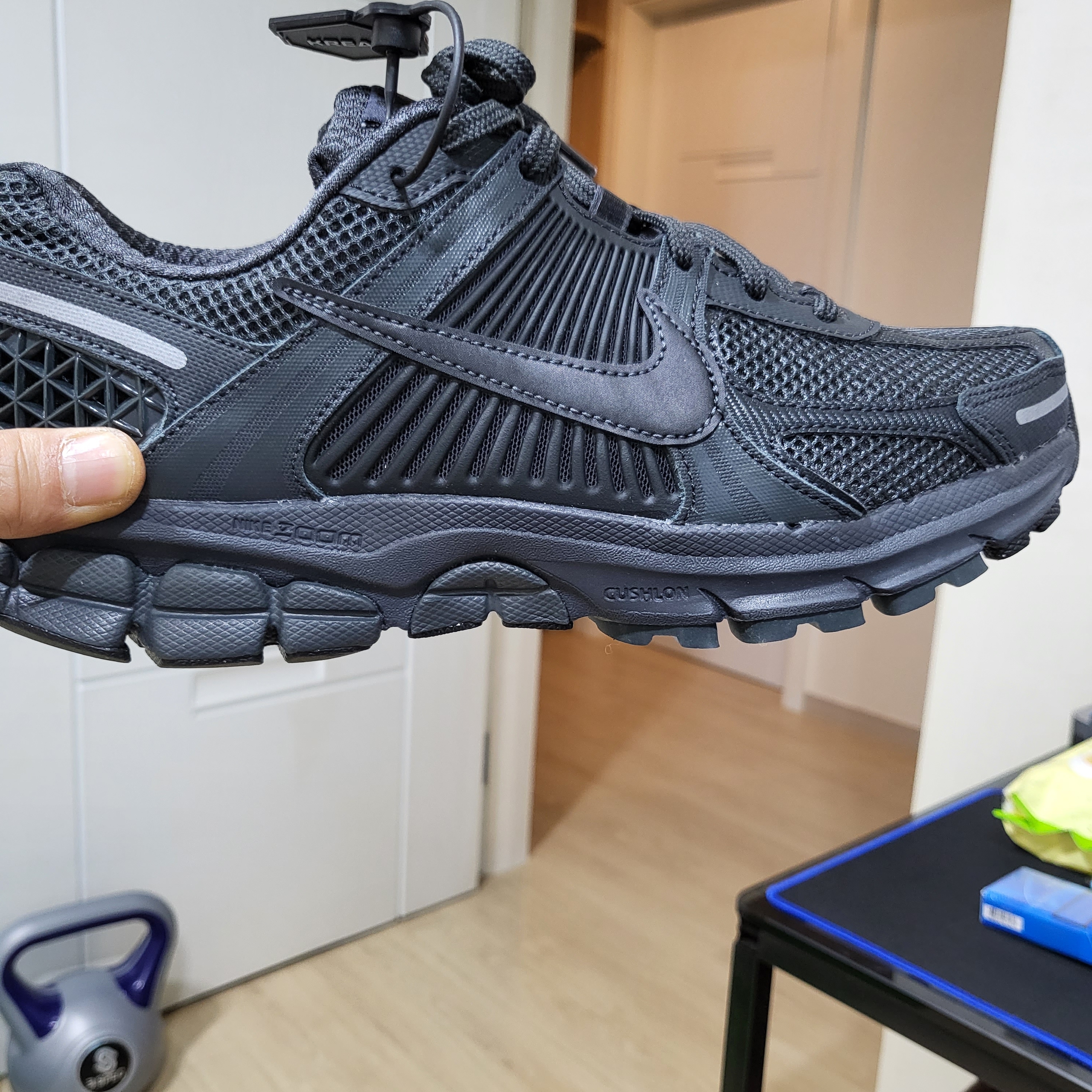 Nike Zoom Vomero 5 SP Anthracite 2023 착용 스타일 - 3