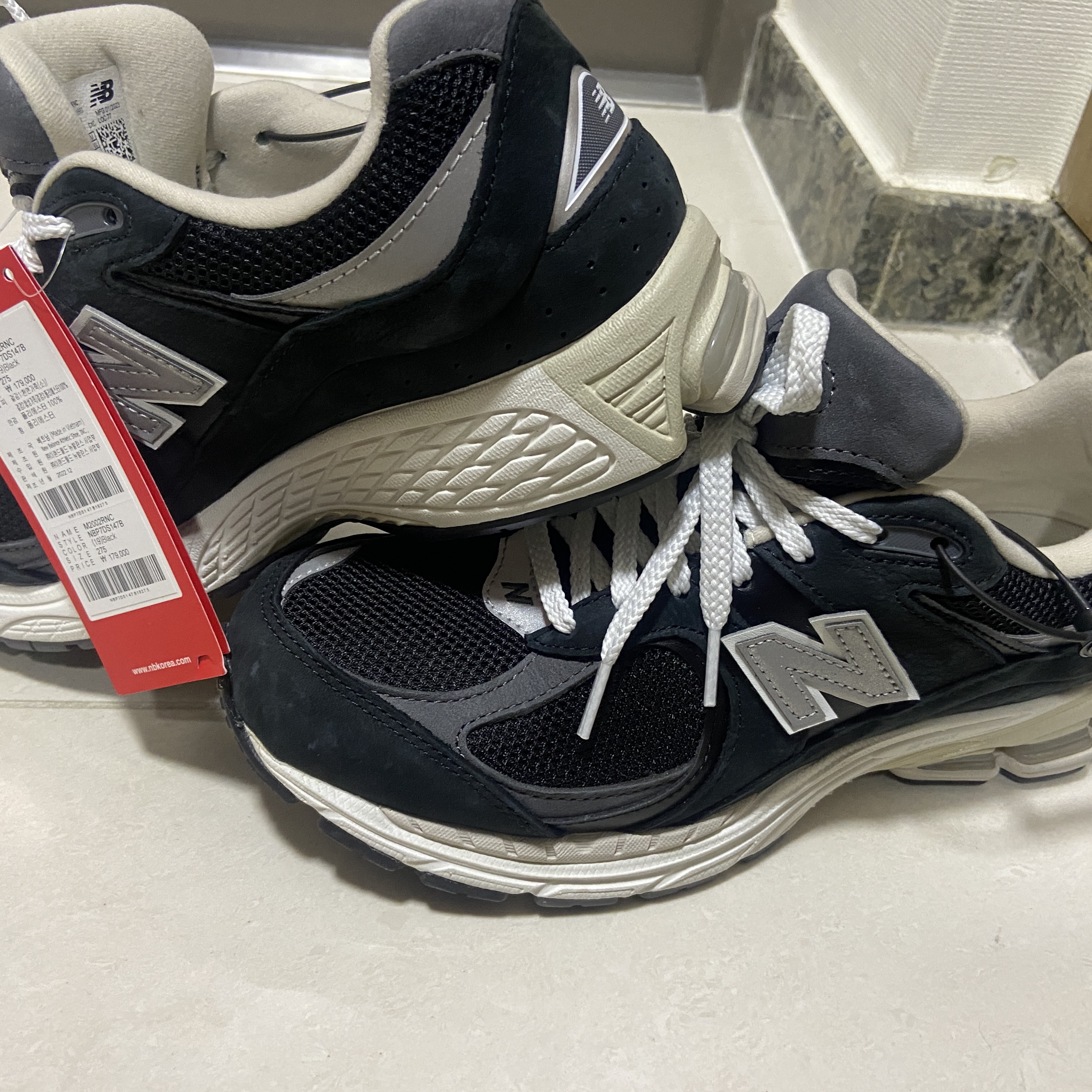 New Balance 2002R Premium Vintage Black 착용 스타일 - 1