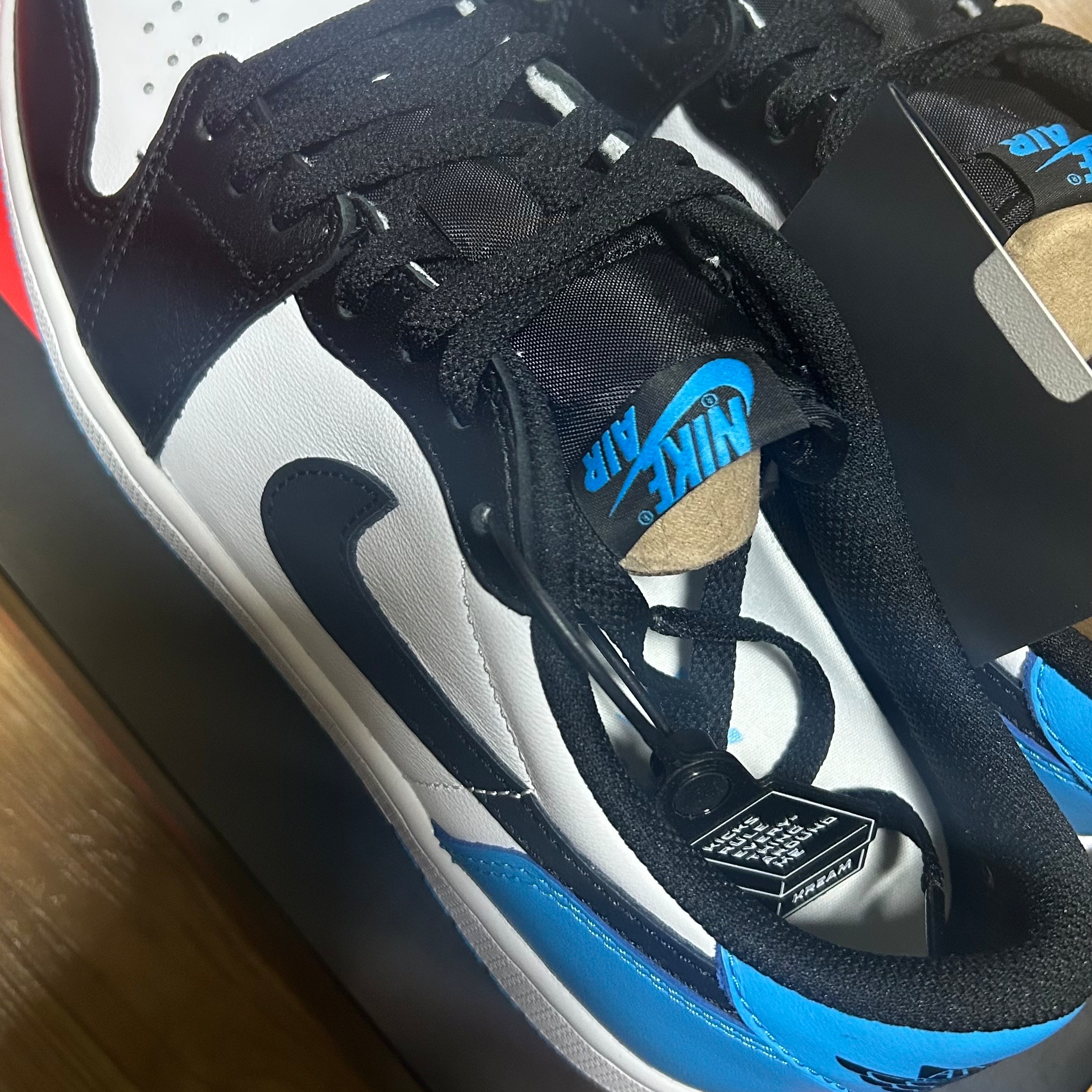 Jordan 1 Retro Low OG Black and Dark Powder Blue 착용 스타일