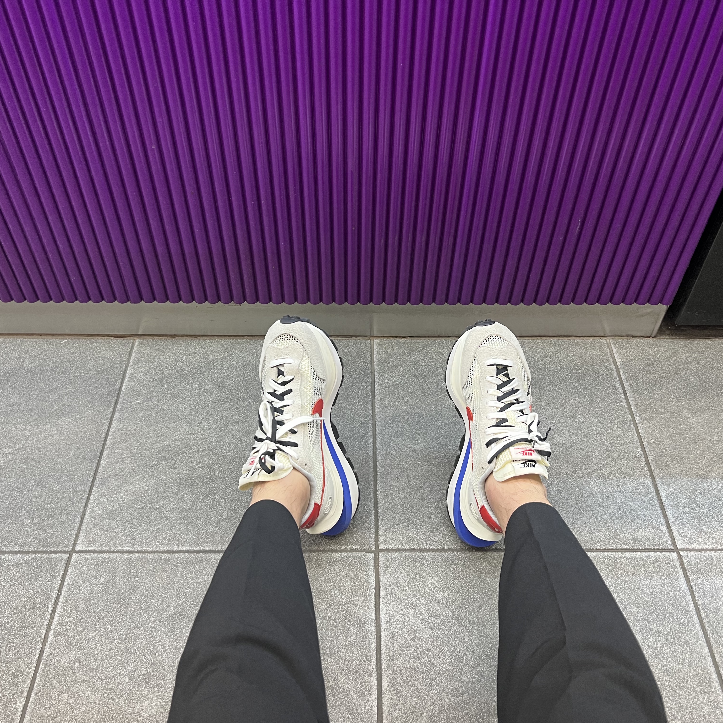 Nike x Sacai VaporWaffle Royal Fuchsia 착용 스타일 - 1